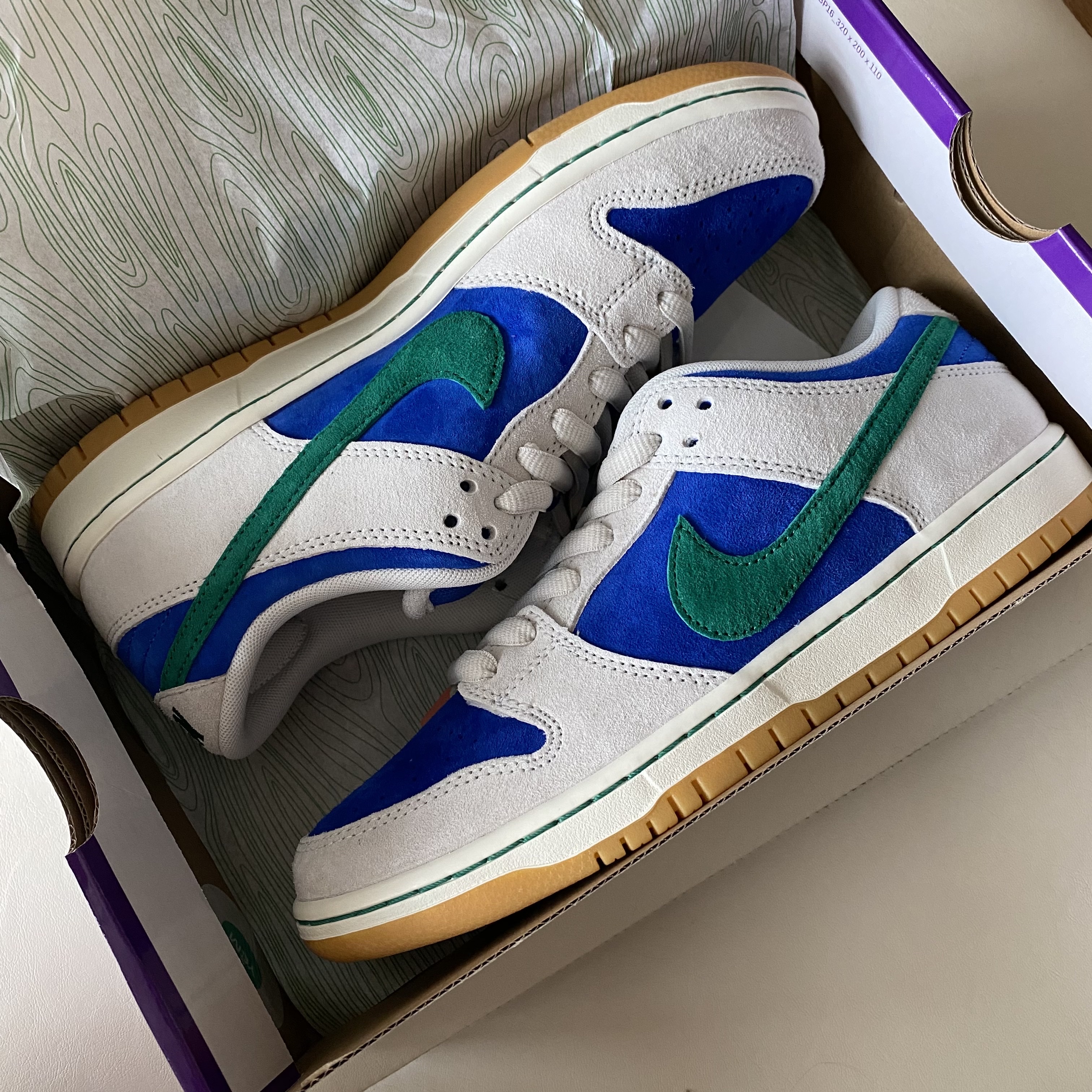Nike SB Dunk Low Pro Phantom and Hyper Royal 착용 스타일 - 1