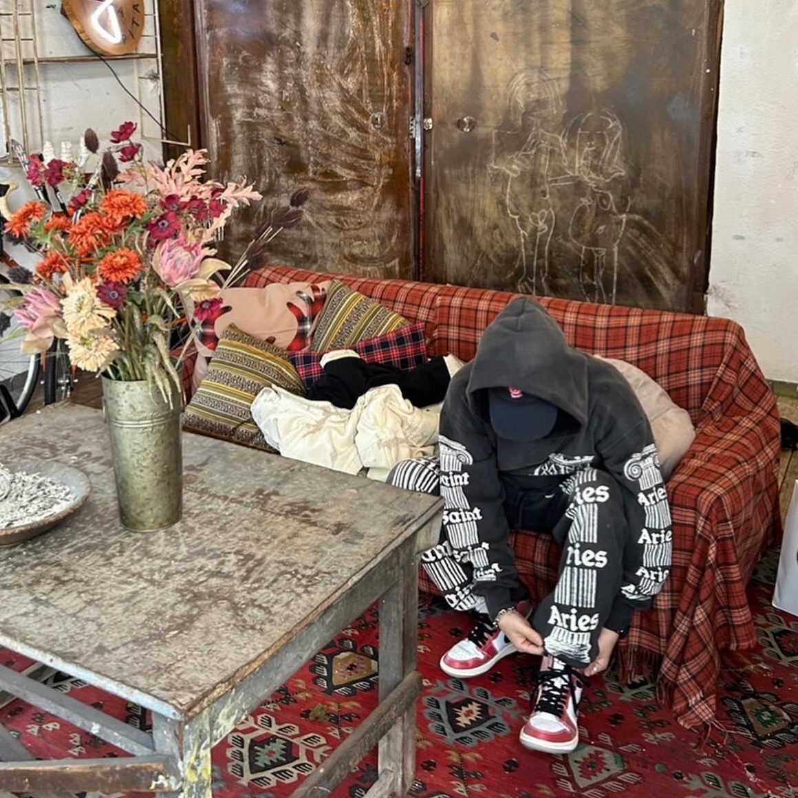 Saint Mxxxxxx Devil Cap Black - 23AW, Saint Mxxxxxx x Aries Sweatpants St Aries Black 착용 스타일