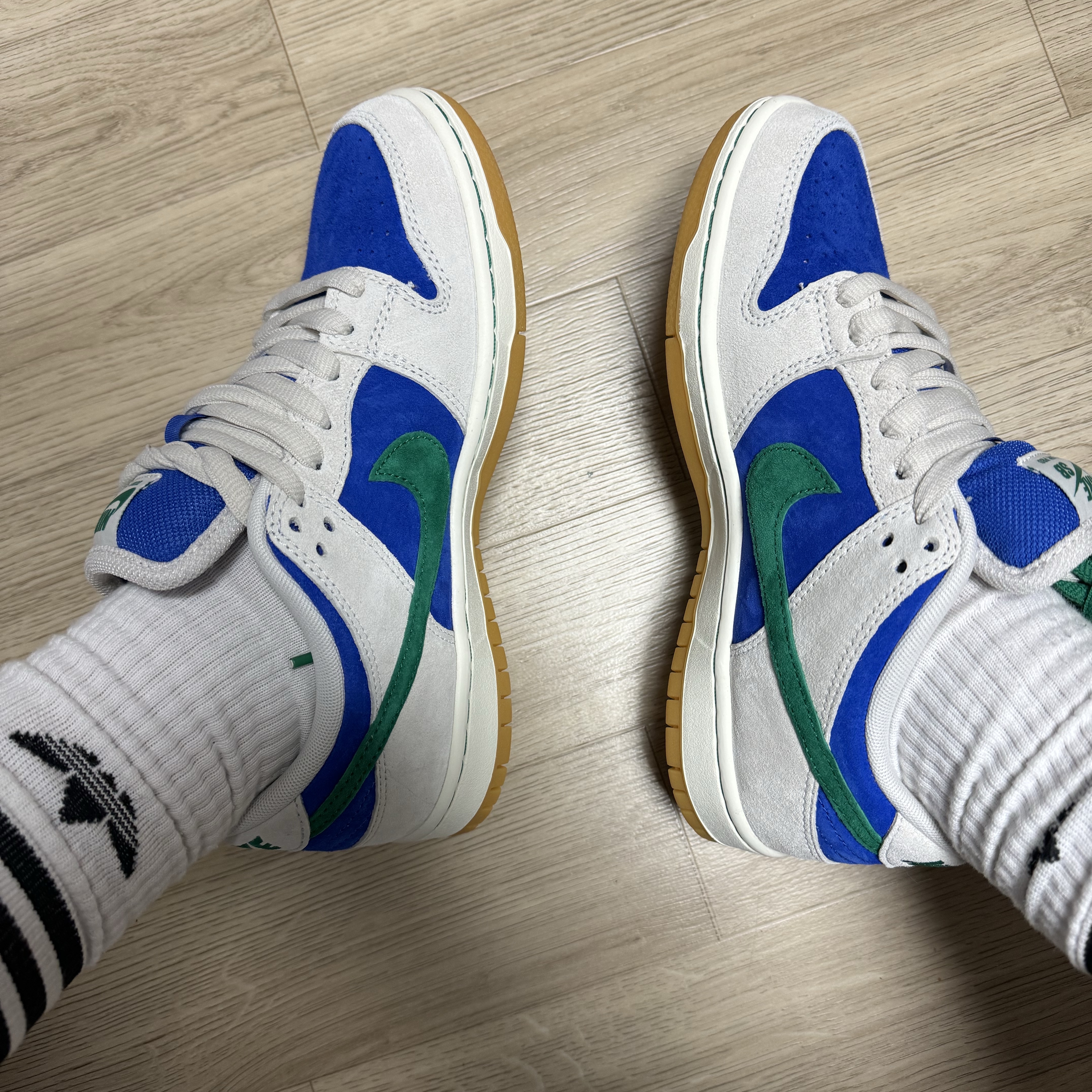 Nike SB Dunk Low Pro Phantom and Hyper Royal 착용 스타일 - 1
