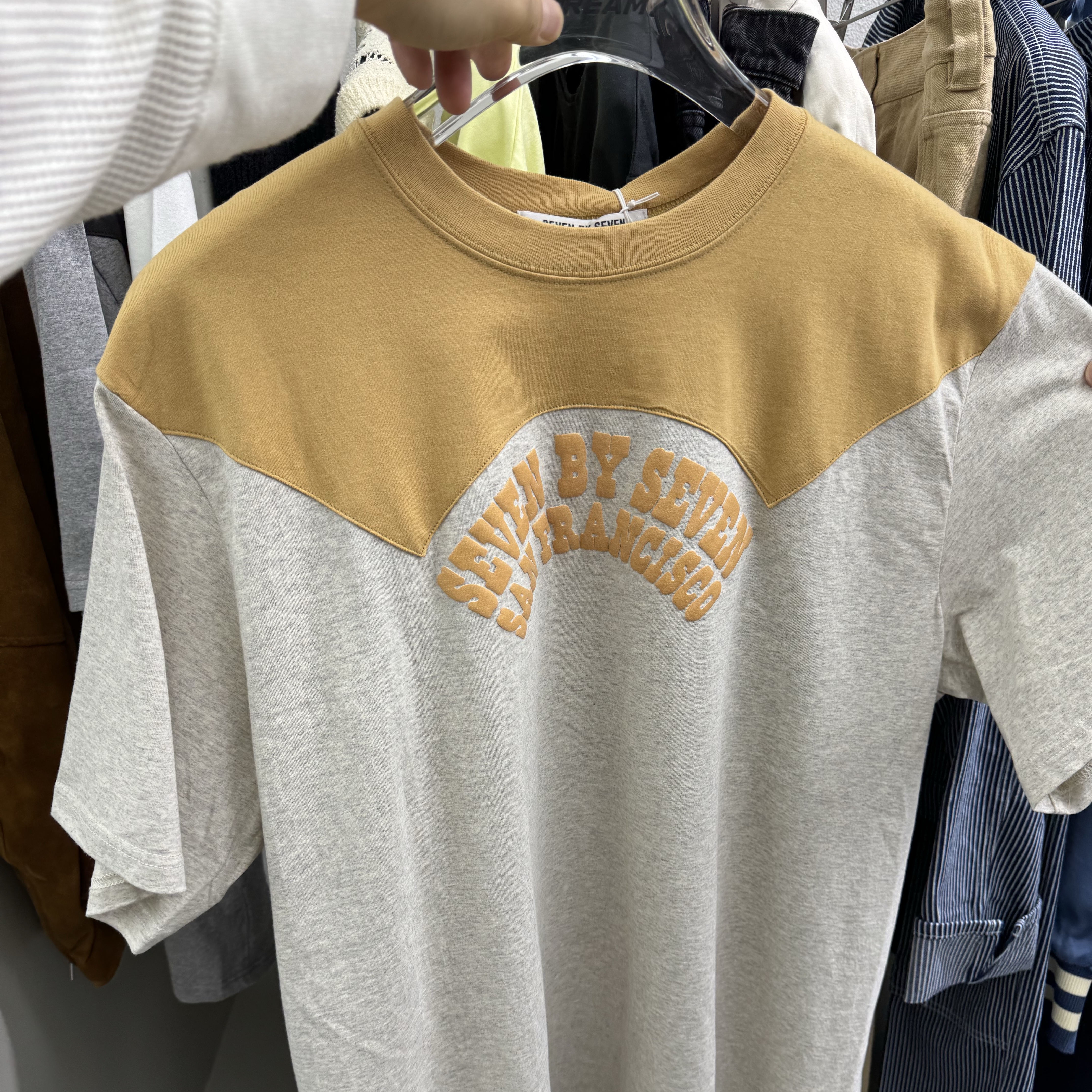 Seven By Seven Western Yoke Print Tee Beige 착용 스타일