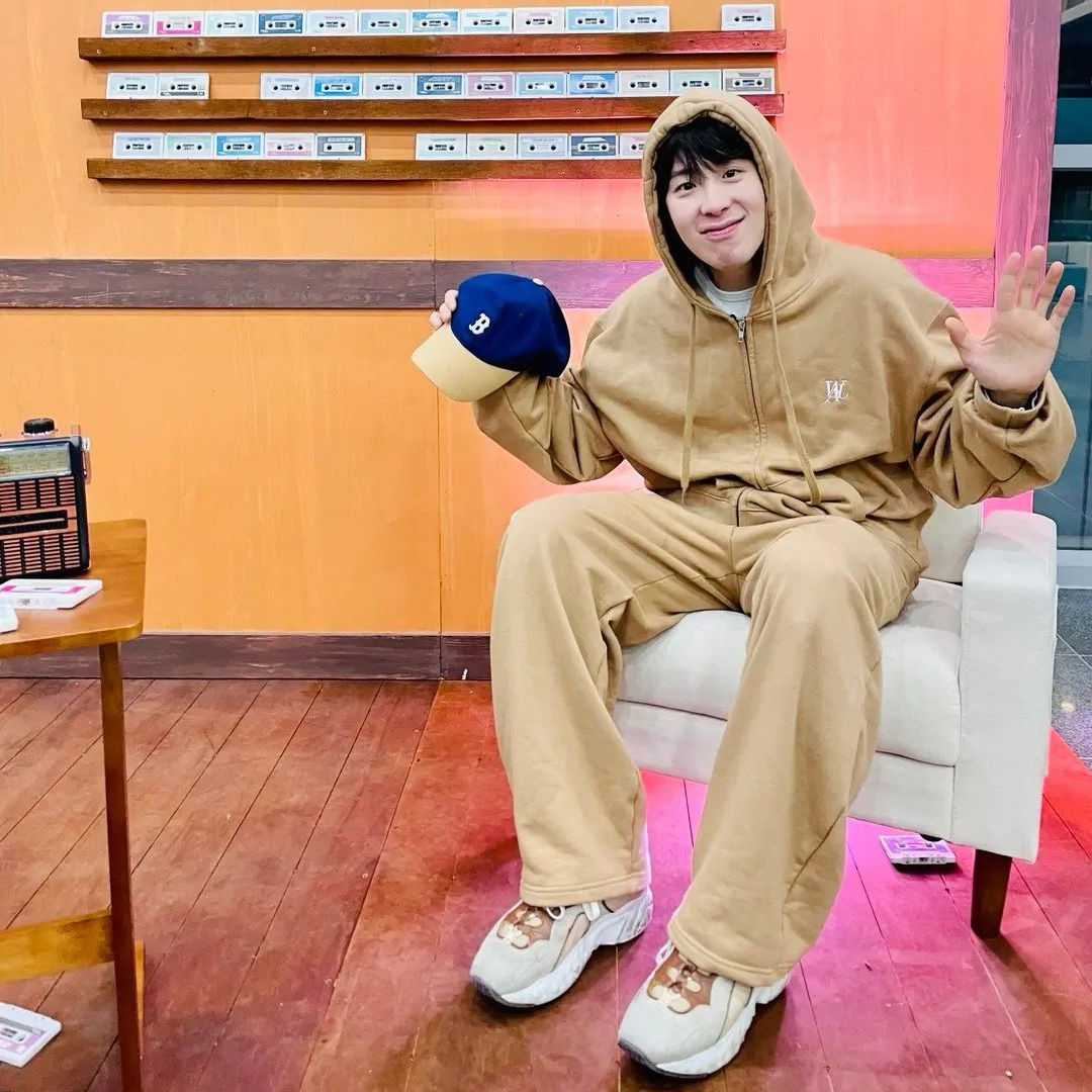 Acne Studios Rockaway Sneakers Beige White 착용 스타일 - 2
