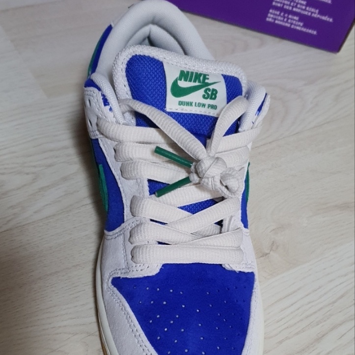 Nike SB Dunk Low Pro Phantom and Hyper Royal 착용 스타일 - 4