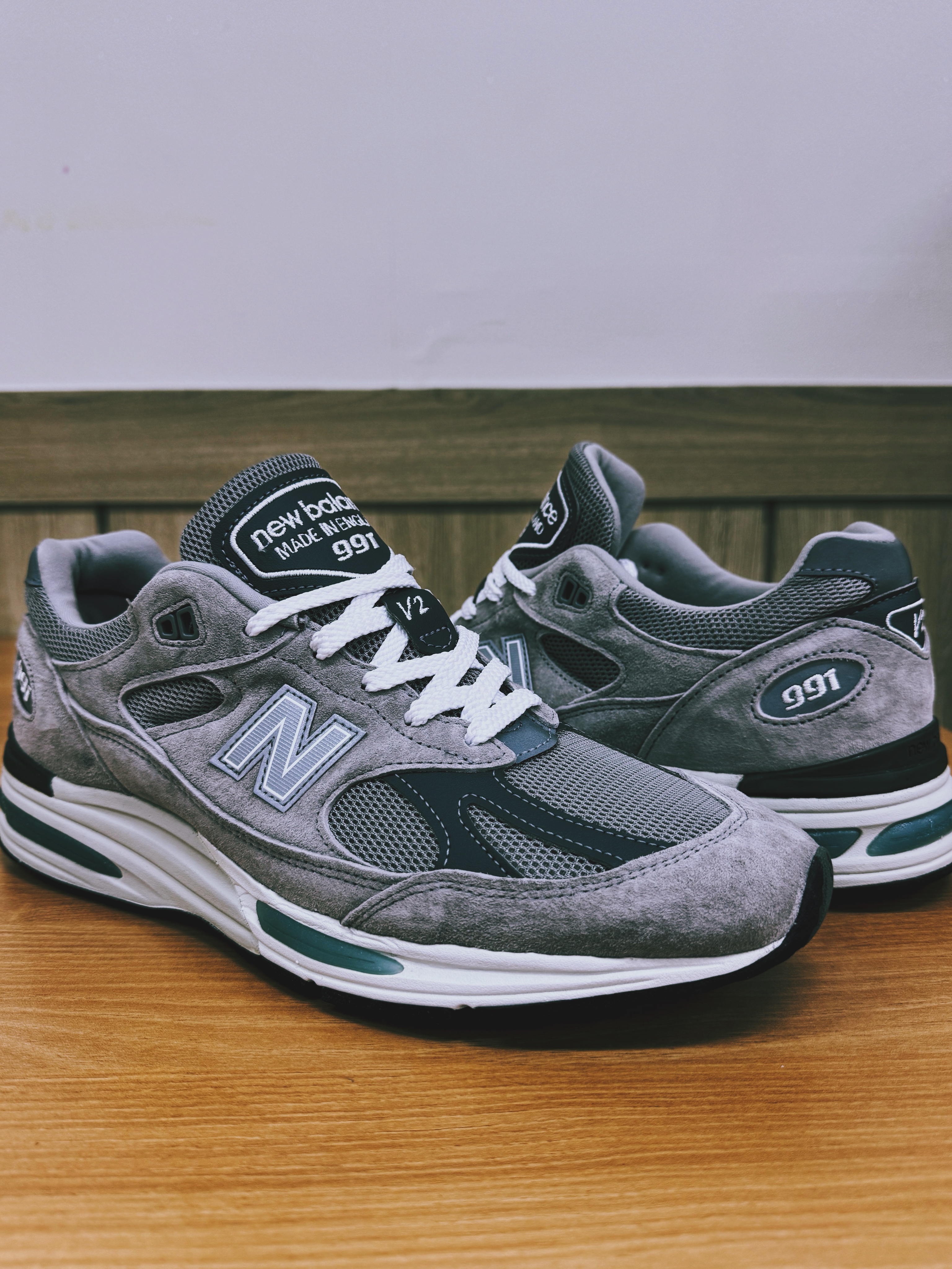 New Balance 991v2 Made in UK Rock Ridge Alloy Silver 착용 스타일