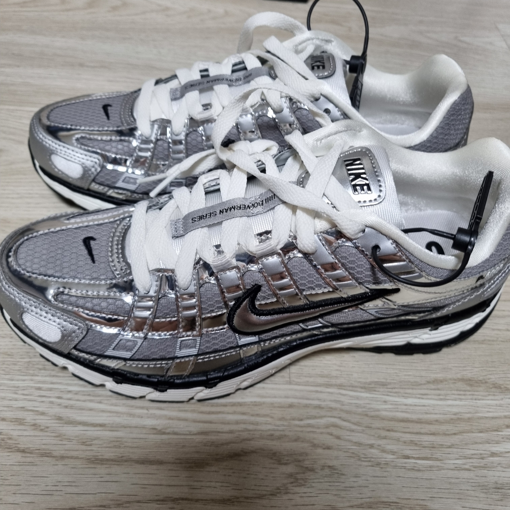 Nike P-6000 Metallic Silver 착용 스타일