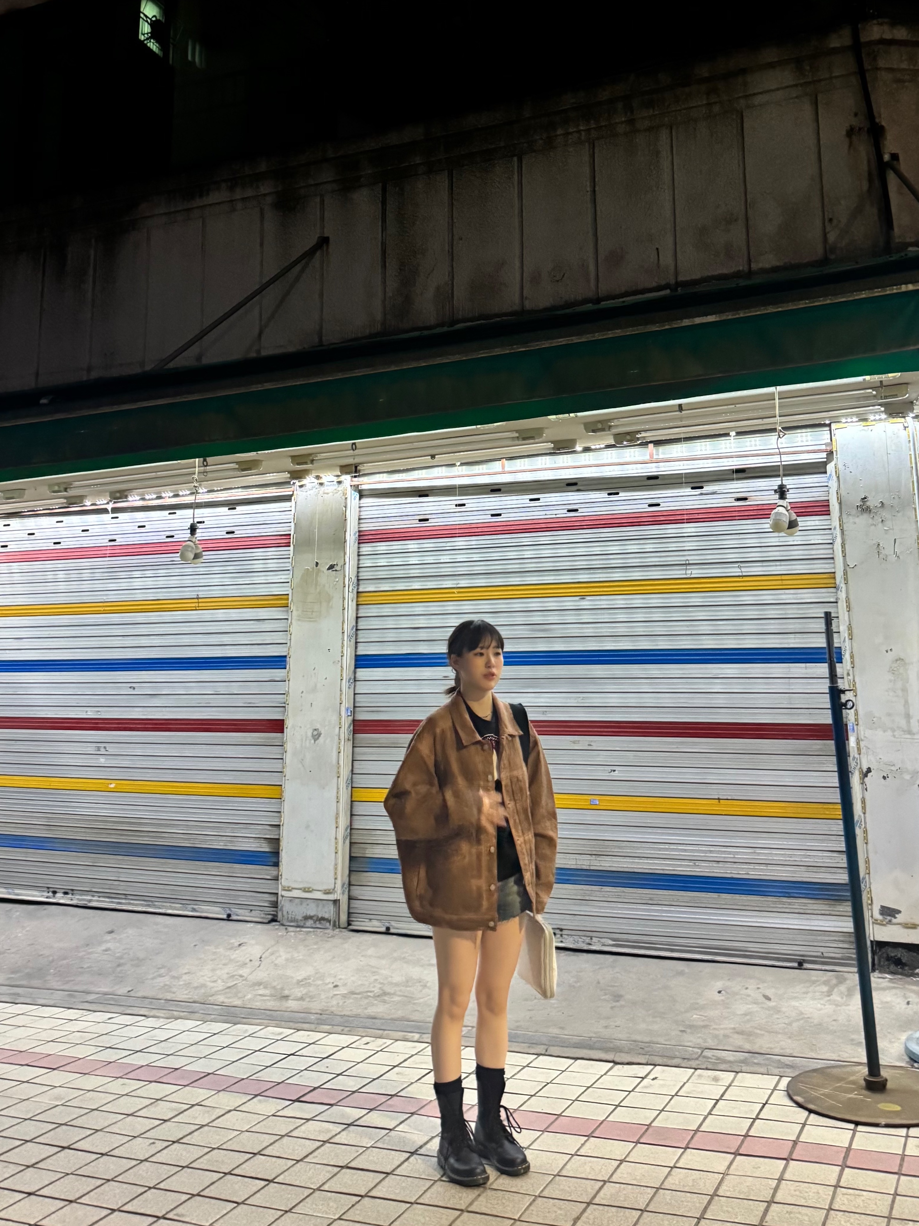 Stussy x Levi's Jacquard Trucker Jacket Brown, (W) Dr. Martens 1460 Virginia Boots Black 착용 스타일 - 2
