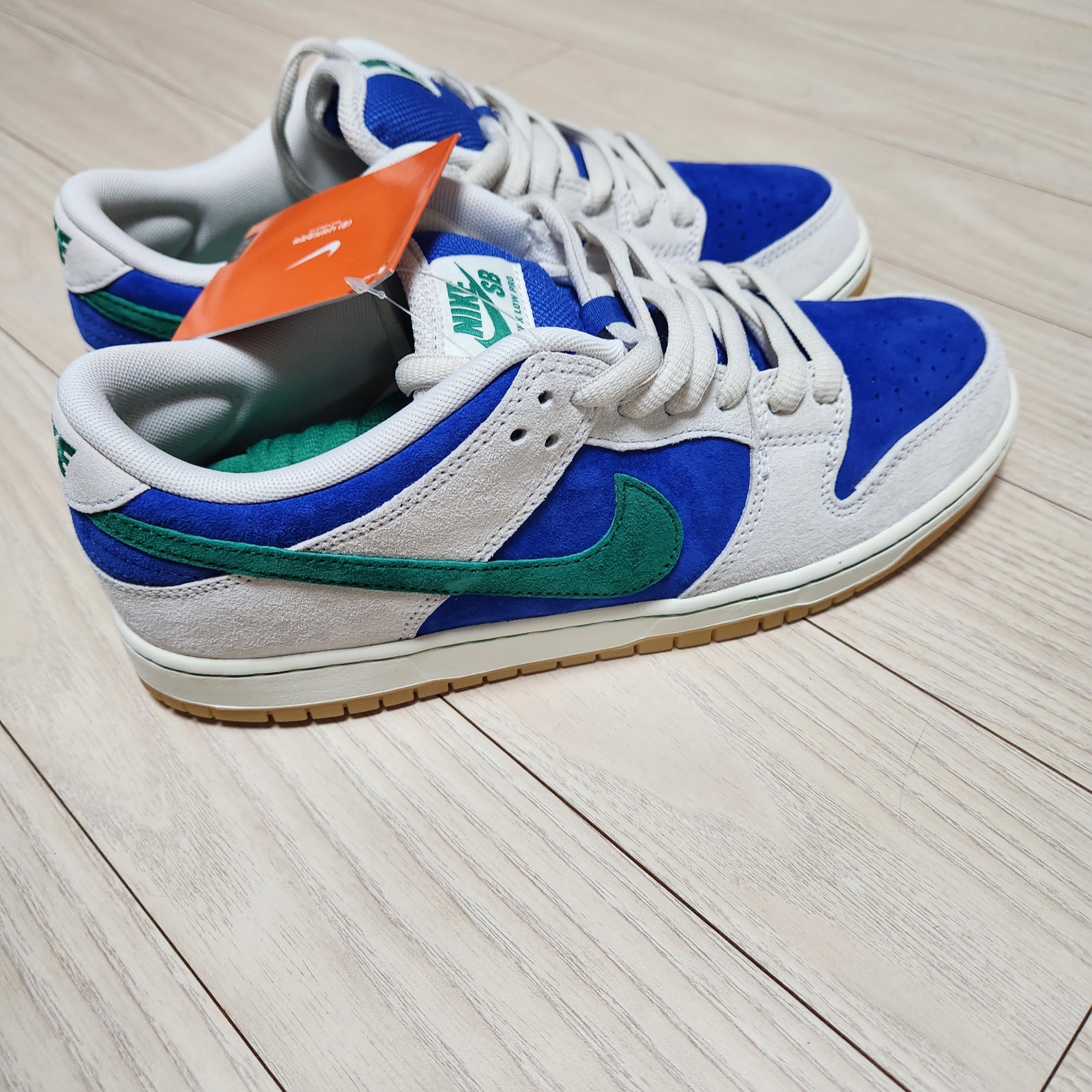 Nike SB Dunk Low Pro Phantom and Hyper Royal 착용 스타일 - 2