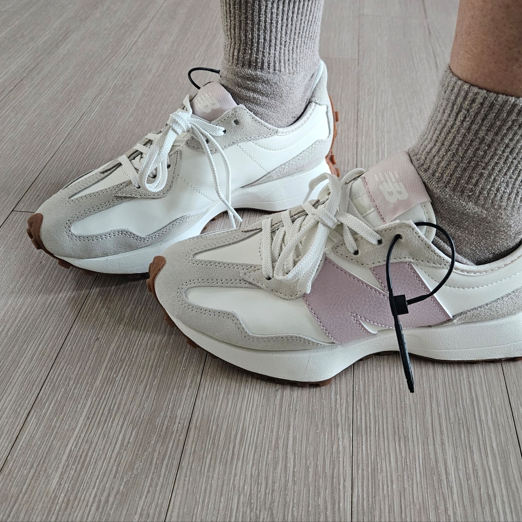 (W) New Balance 327 Sea Salt Pink Haze 착용 스타일