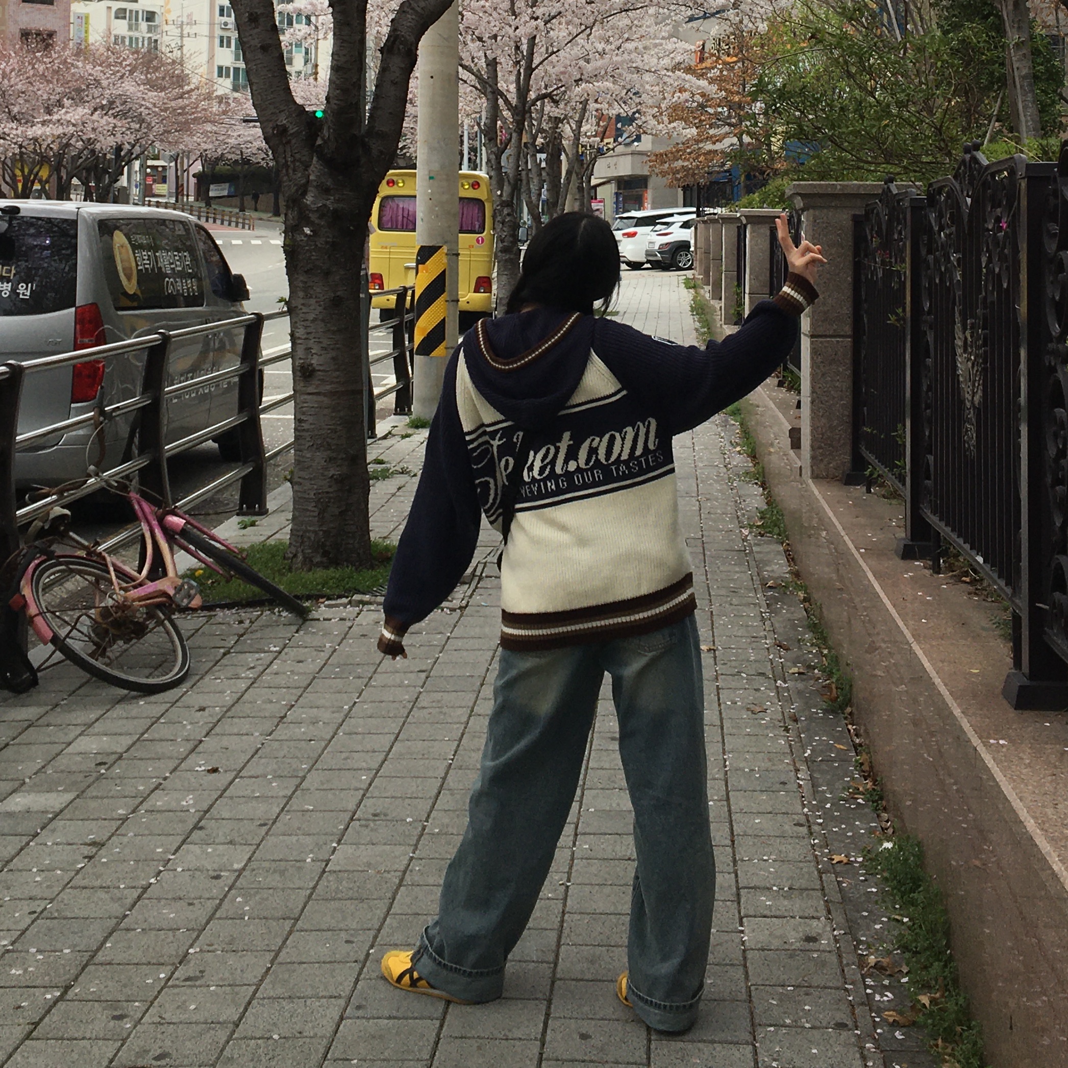 Onitsuka Tiger Mexico 66 Yellow Black, Arc'teryx Mantis 1 Waistpack Black 착용 스타일 - 3