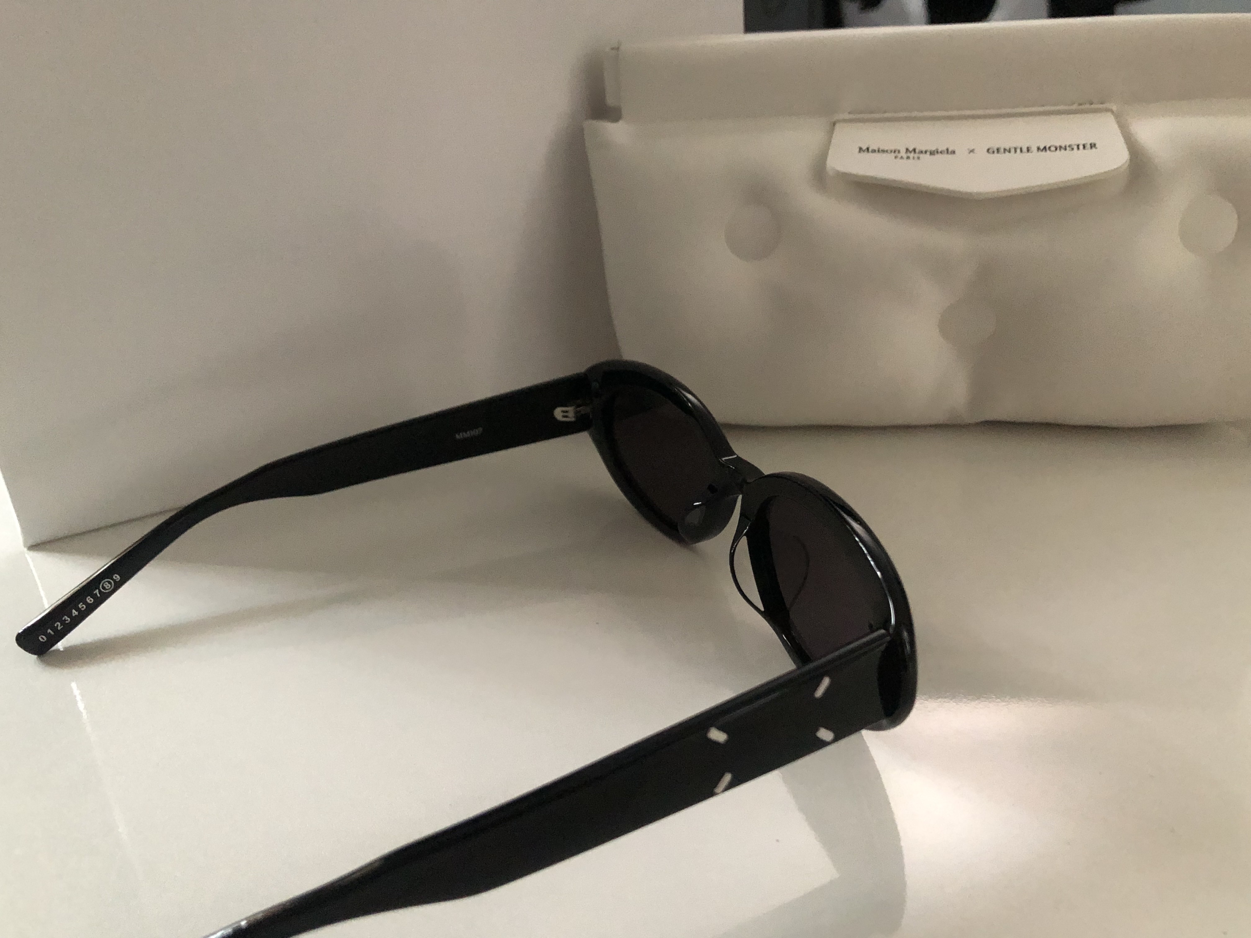 Gentle Monster x Maison Margiela MM107 Black Black 착용 스타일