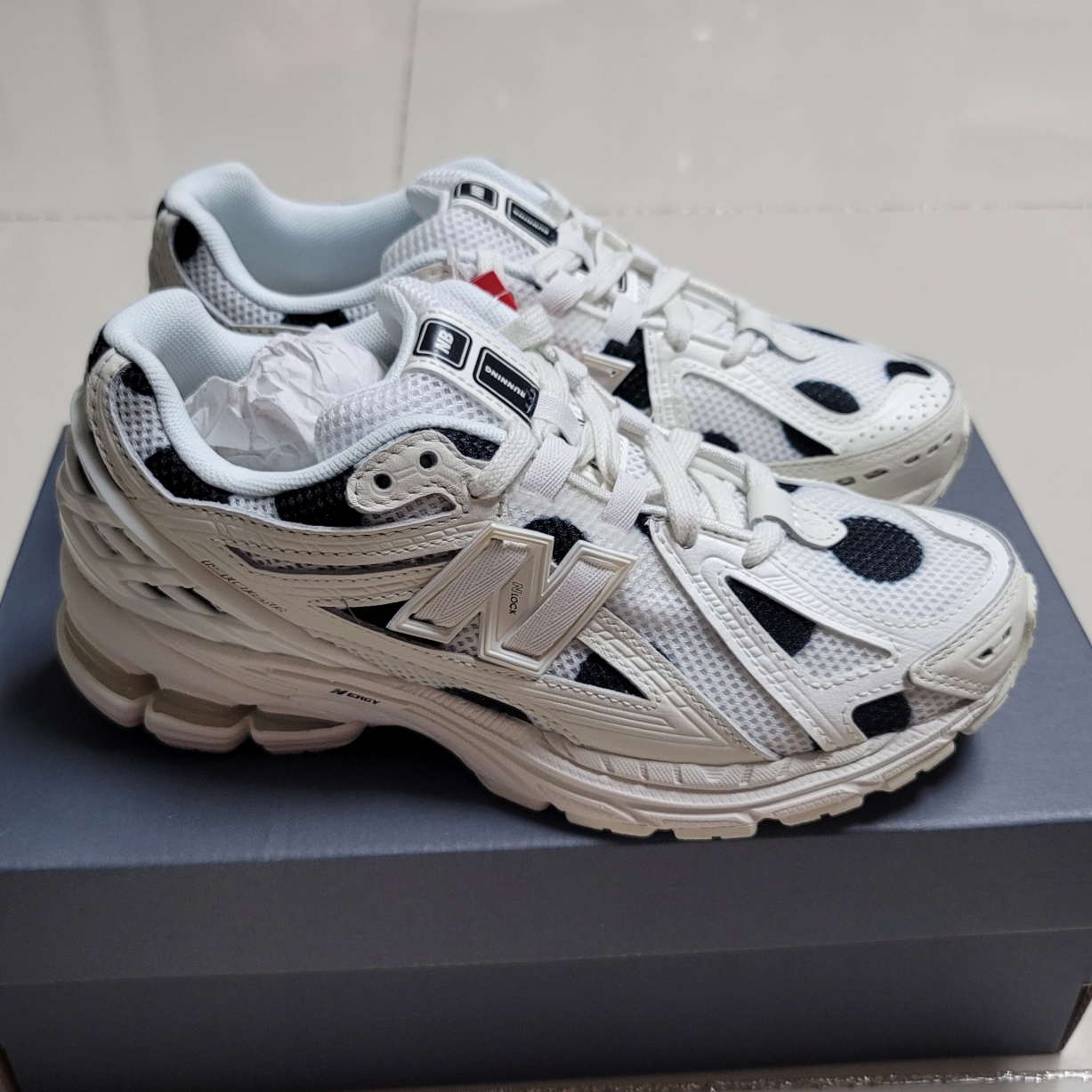 New Balance 1906R Polka Dot Off White 착용 스타일 - 2