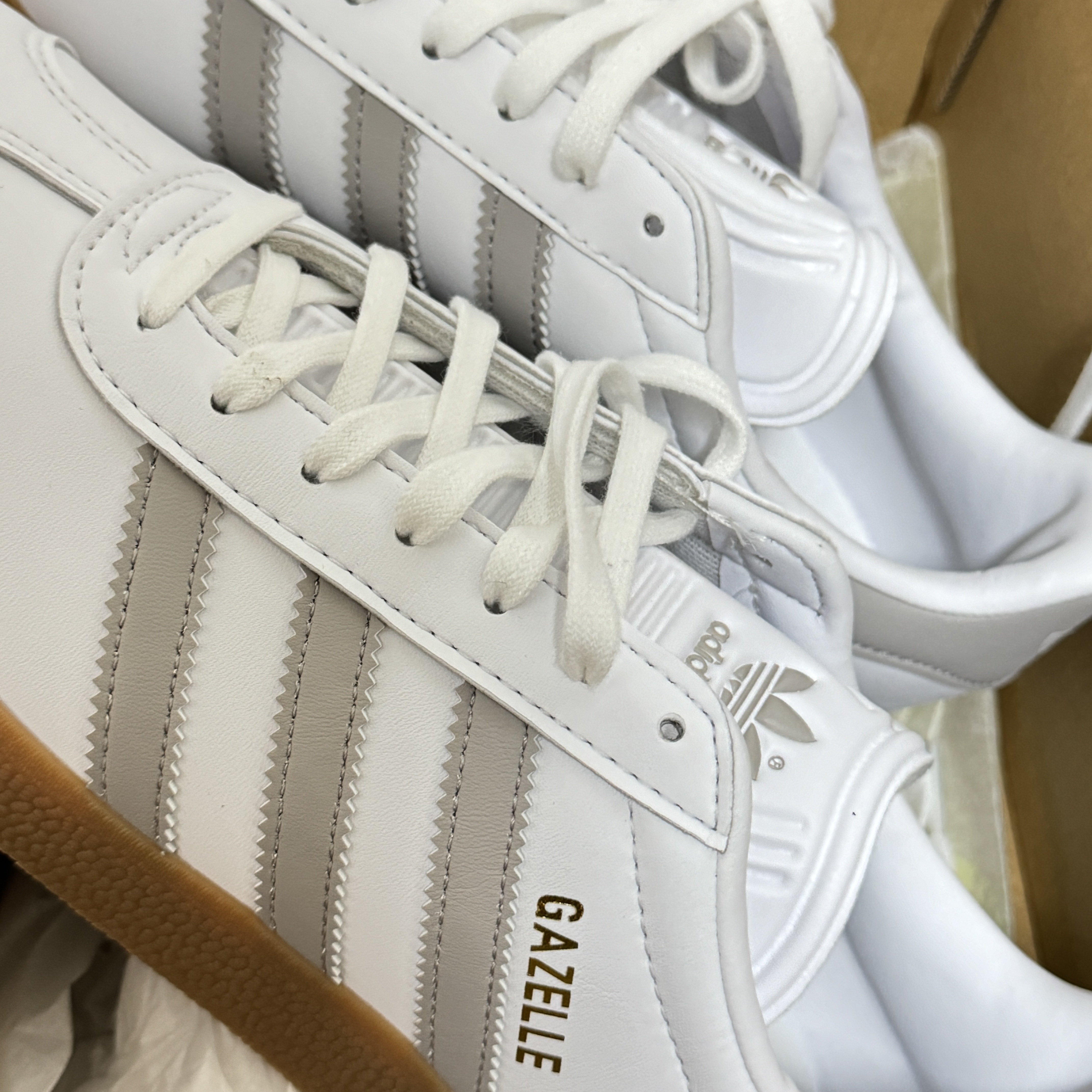 Adidas Gazelle White Grey 착용 스타일