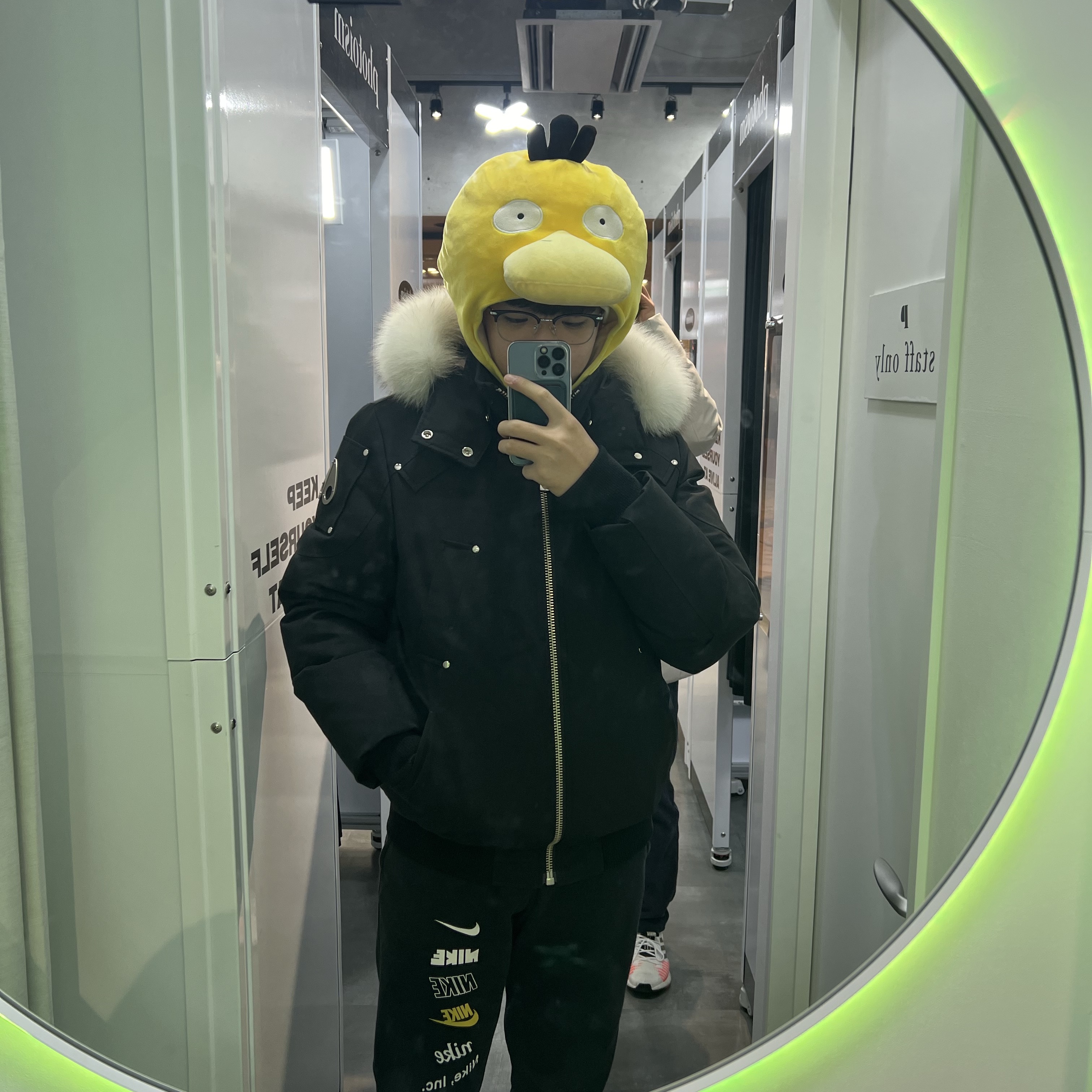 Moose Knuckles Ballistic Bomber White Fox Fur Black, Nike Club Fleece Pants Black - Asia 착용 스타일