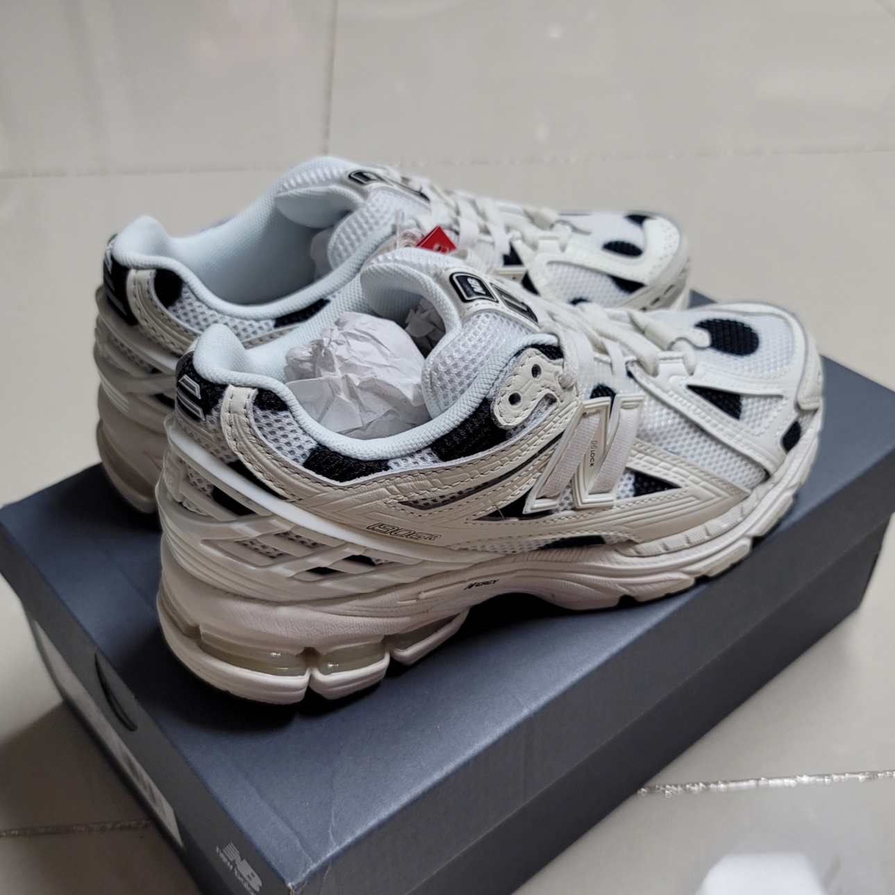 New Balance 1906R Polka Dot Off White 착용 스타일 - 3