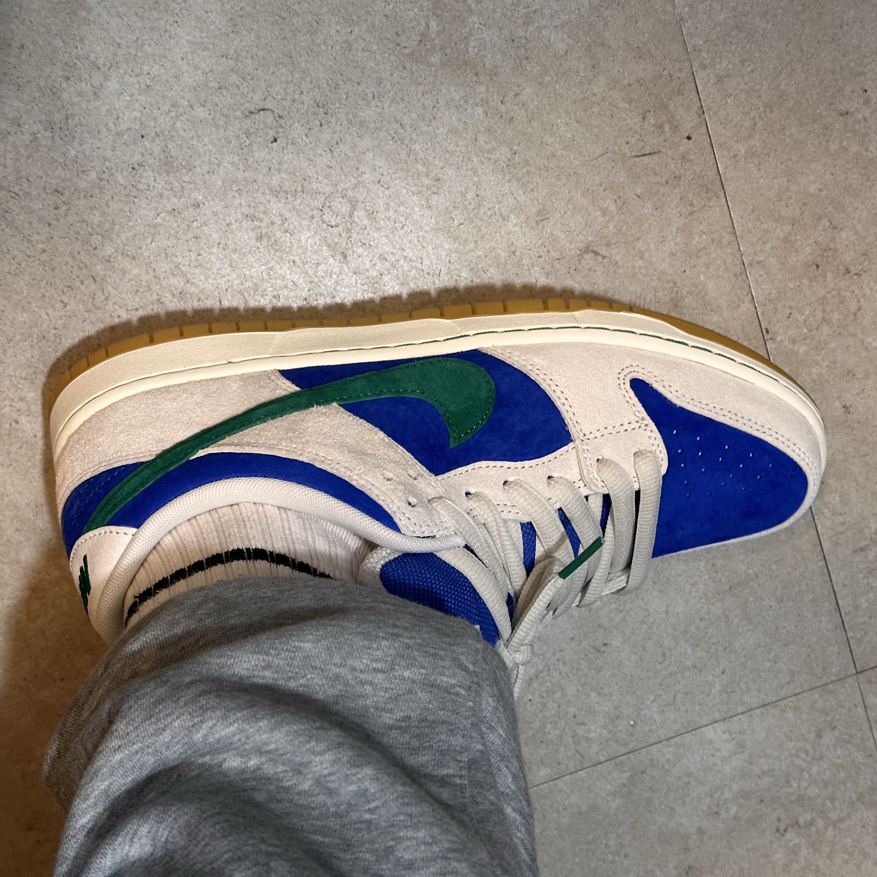 Nike SB Dunk Low Pro Phantom and Hyper Royal 착용 스타일 - 3
