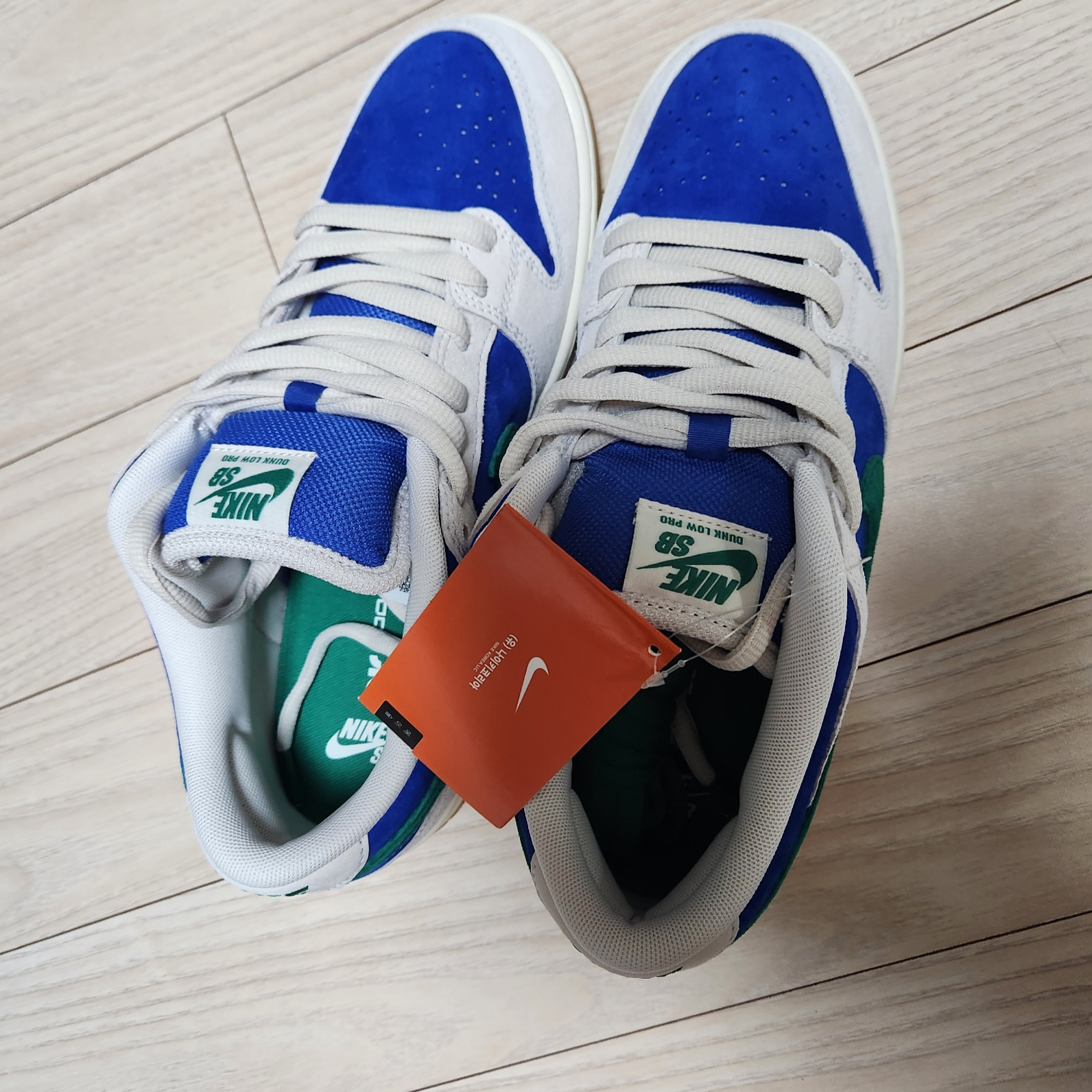 Nike SB Dunk Low Pro Phantom and Hyper Royal 착용 스타일 - 1