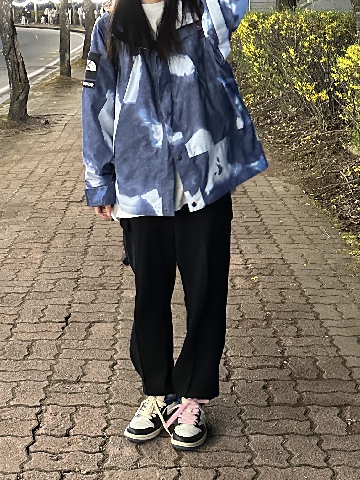 Supreme x The North Face Bleached Denim Print Mountain Jacket Indigo - 21FW, Jordan 1 x Travis Scott x Fragment Retro Low OG SP Military Blue 착용 스타일 - 2