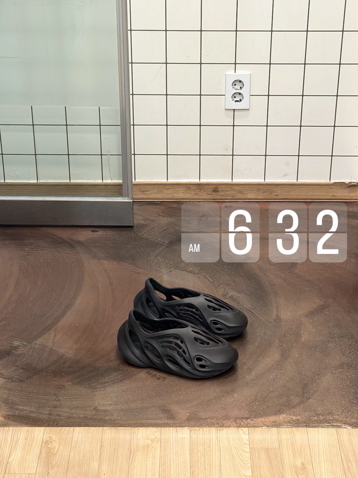 Adidas Yeezy Foam RNNR Onyx 착용 스타일