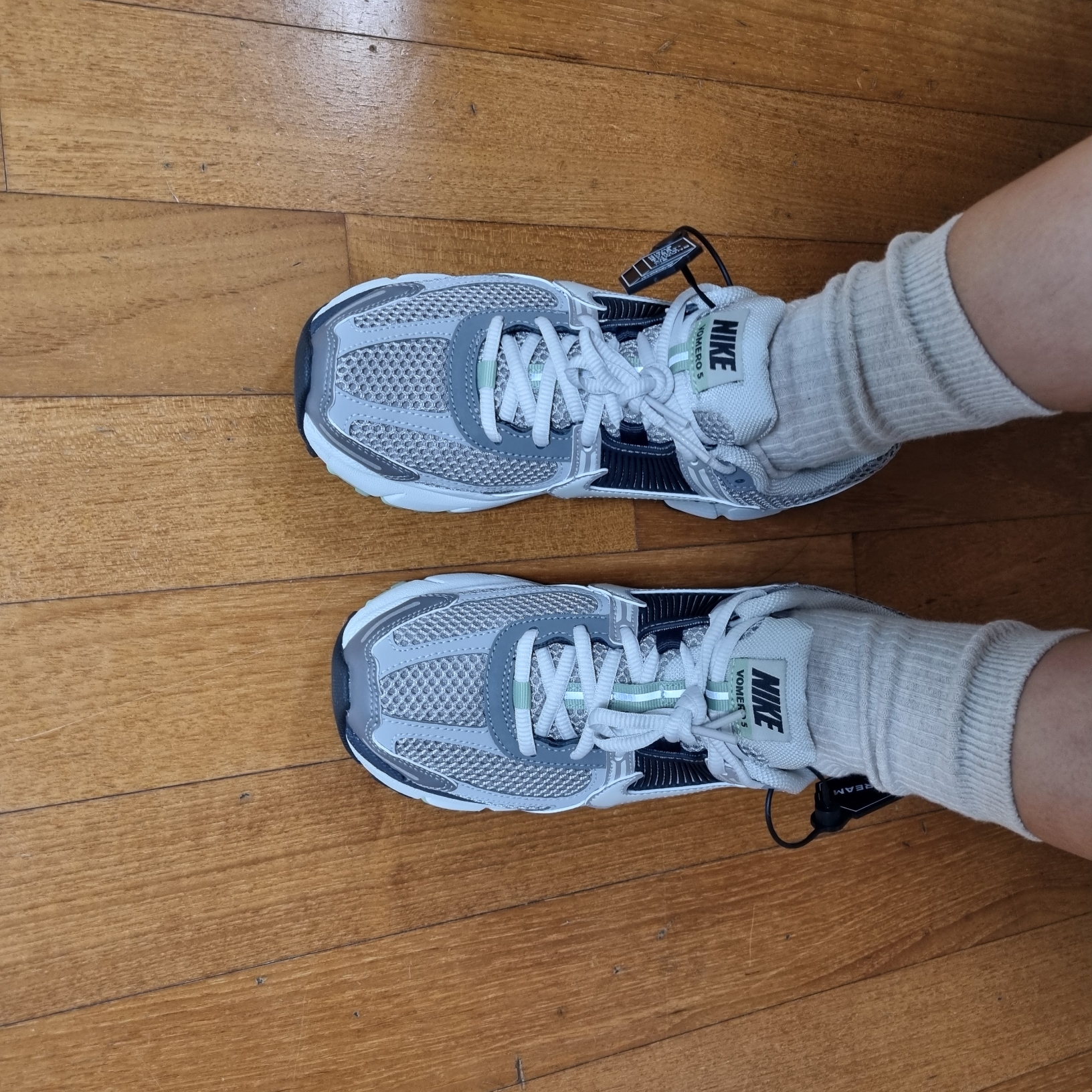 (W) Nike Zoom Vomero 5 Cobblestone and Flat Pewter 착용 스타일