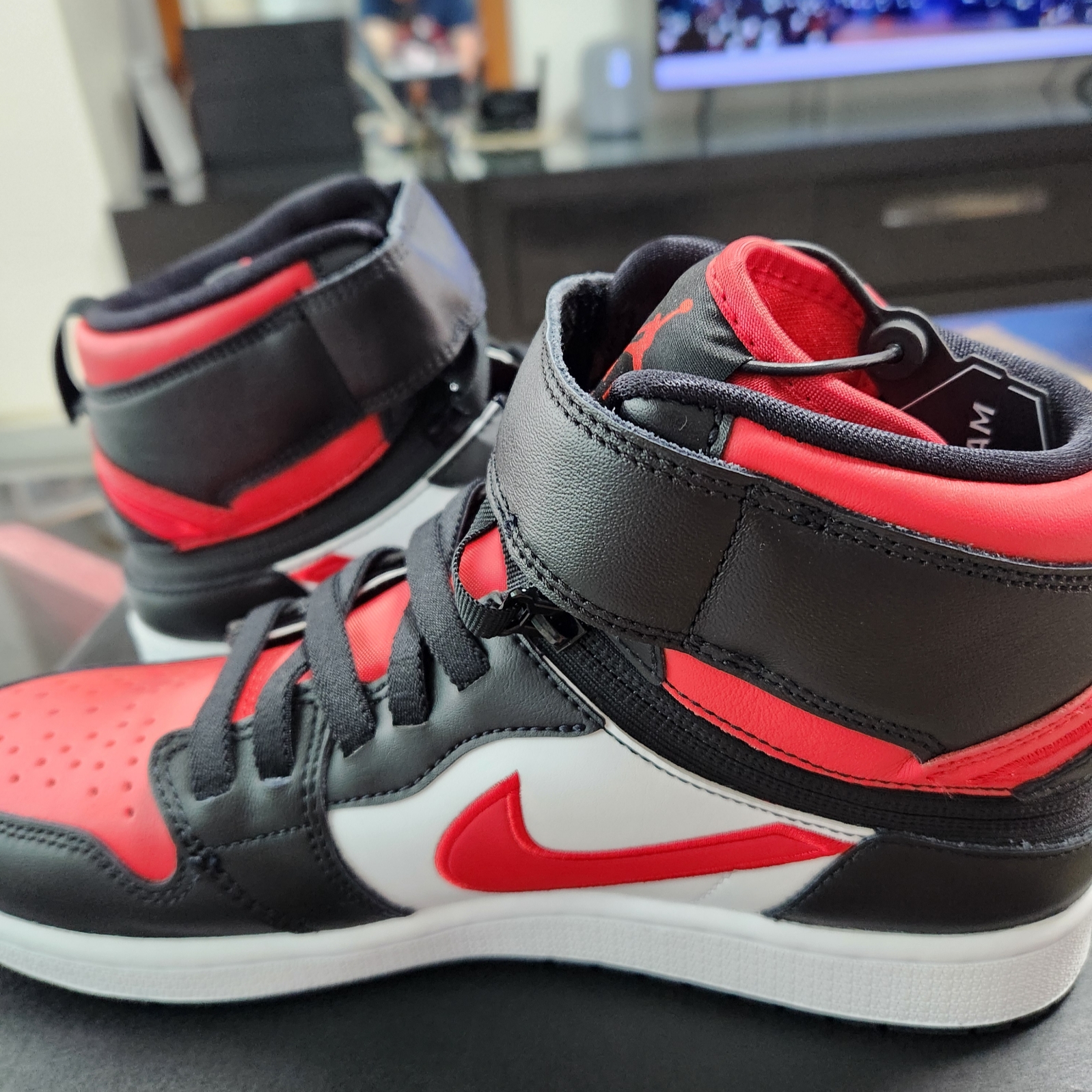 Jordan 1 High FlyEase Black Fire Red 착용 스타일 - 4