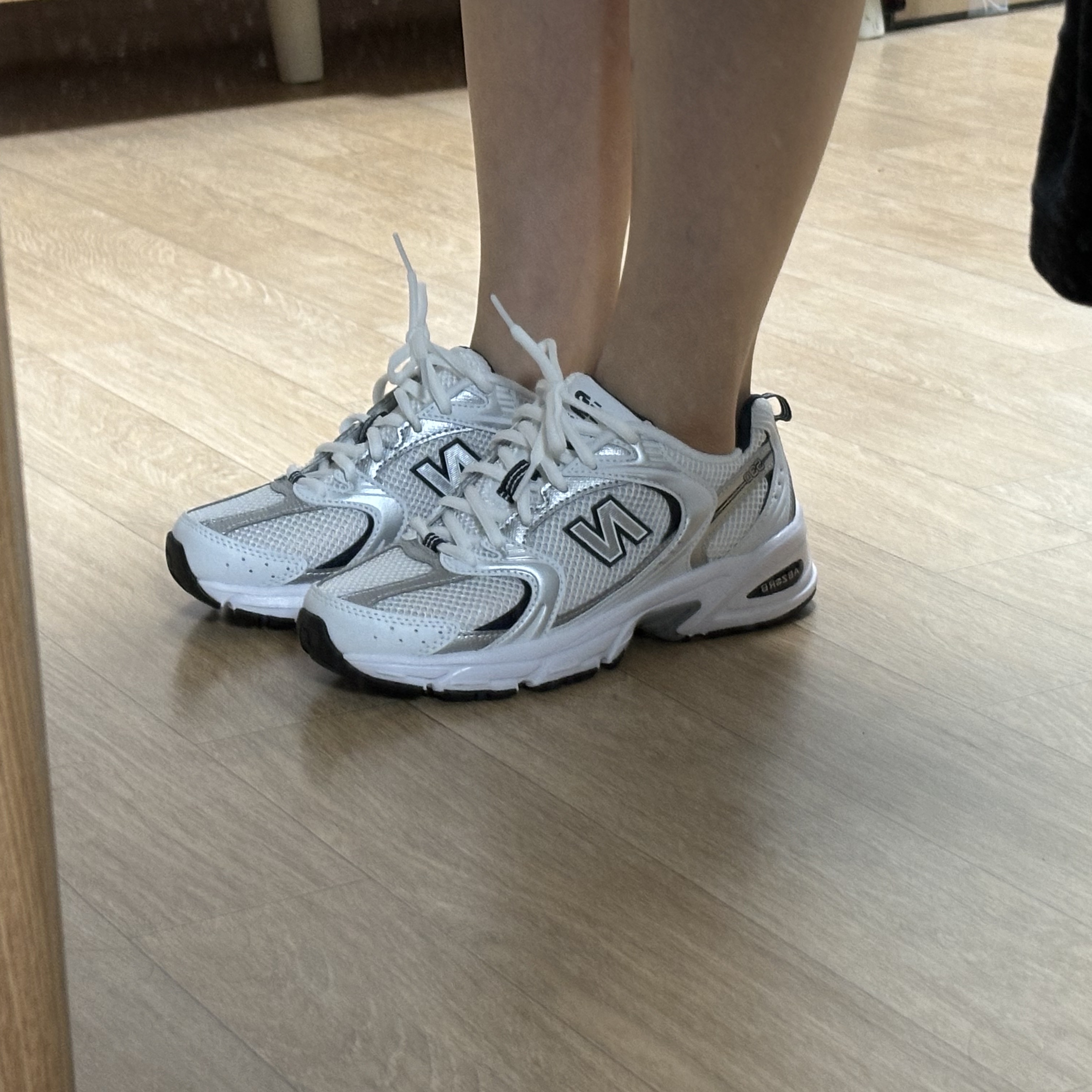 New Balance 530 White 착용 스타일