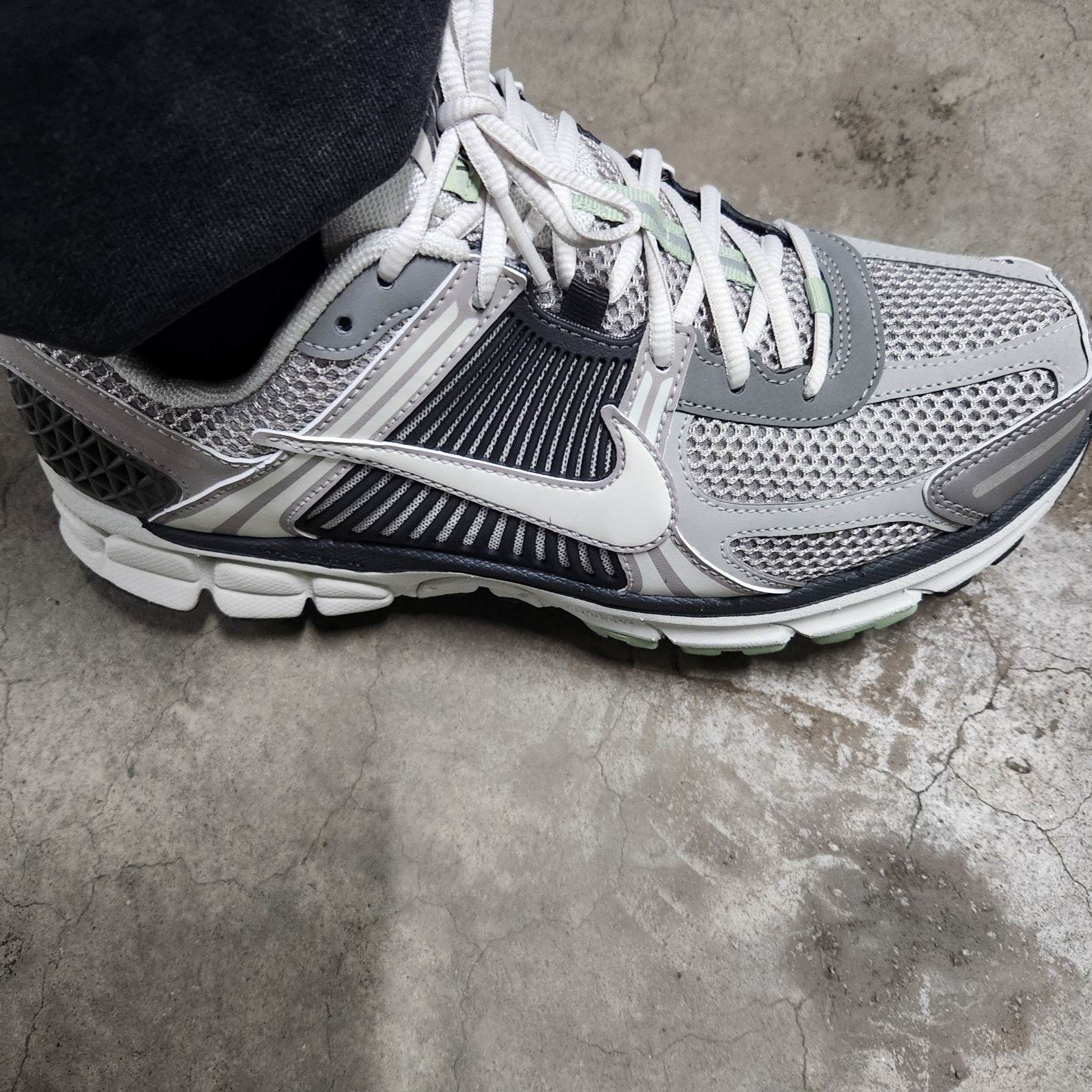 (W) Nike Zoom Vomero 5 Cobblestone and Flat Pewter 착용 스타일 - 2
