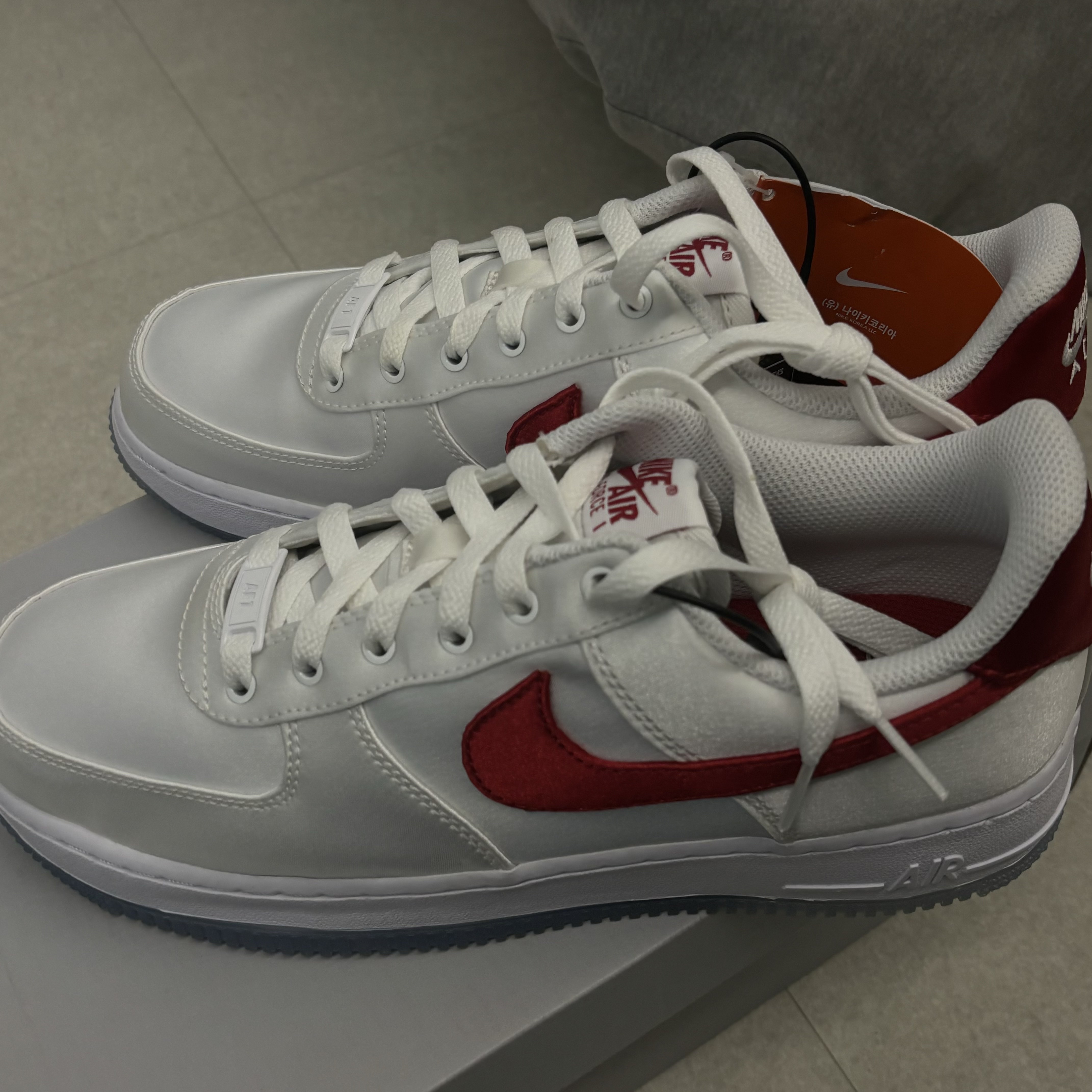 (W) Nike Air Force 1 '07 Essential White Varsity Red 착용 스타일 - 1