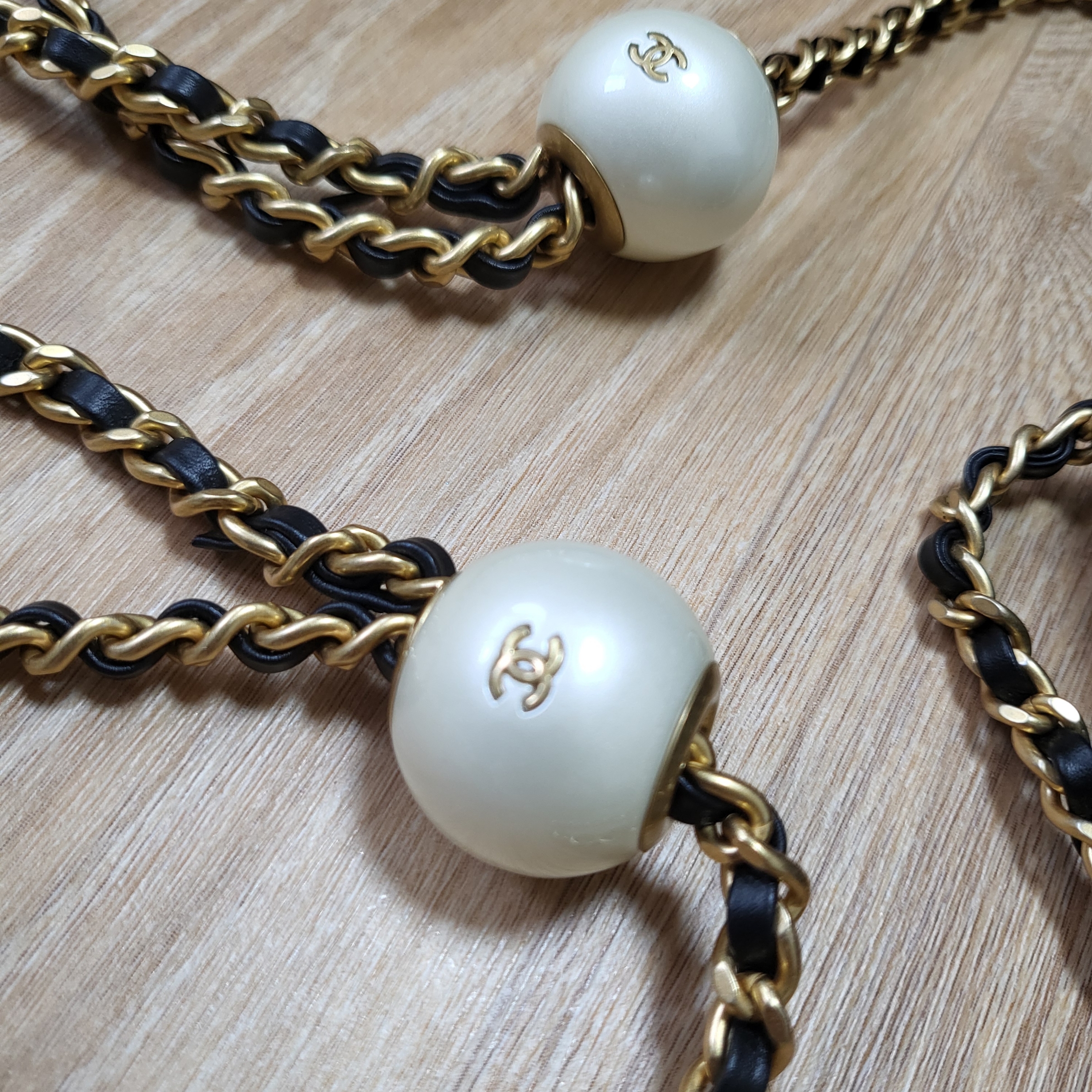 Chanel Mini Flap Bag Lambskin Fantasy Pearls & Gold Black 착용 스타일 - 4