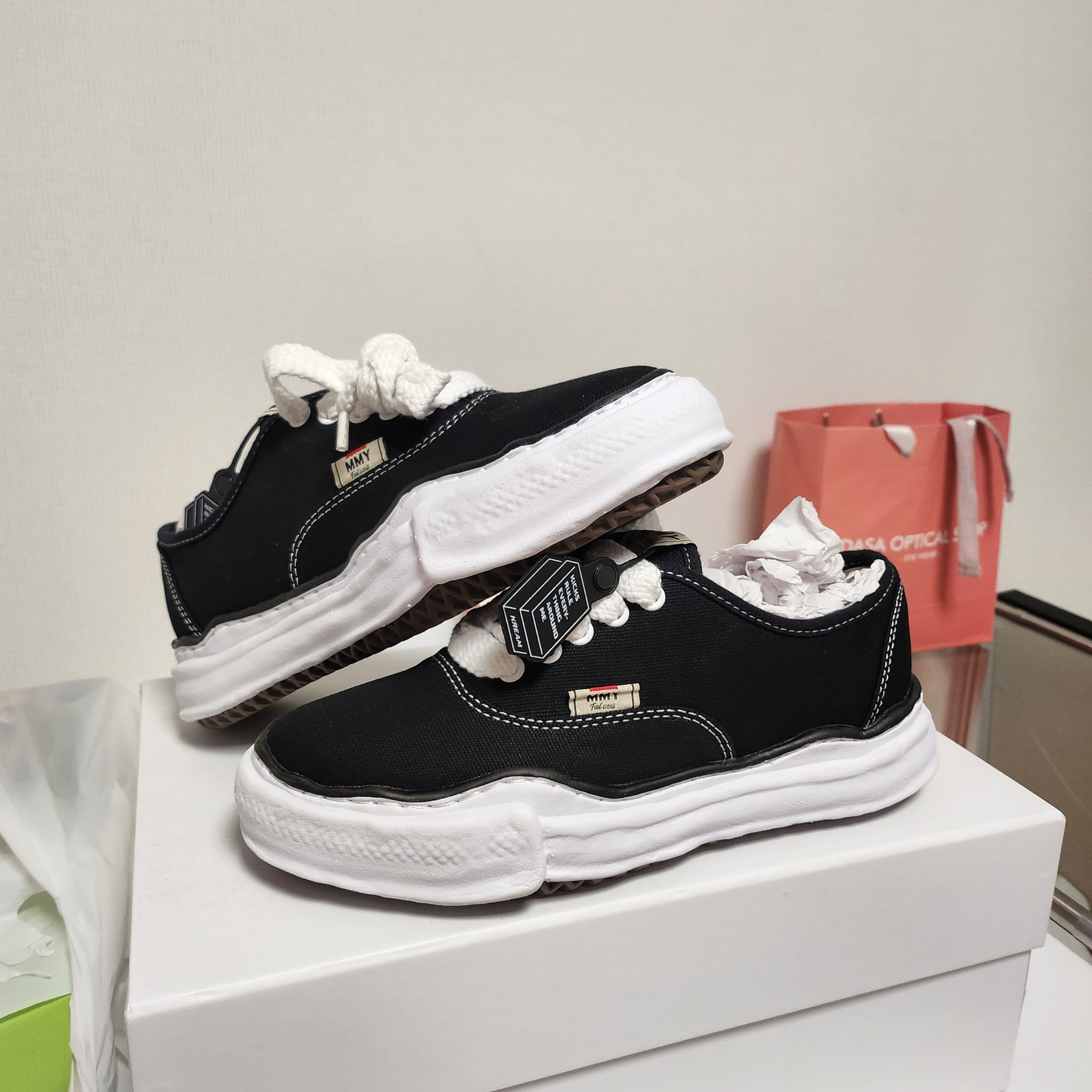 Maison Mihara Yasuhiro Baker OG Sole Canvas Low Cut Sneakers Black 착용 스타일