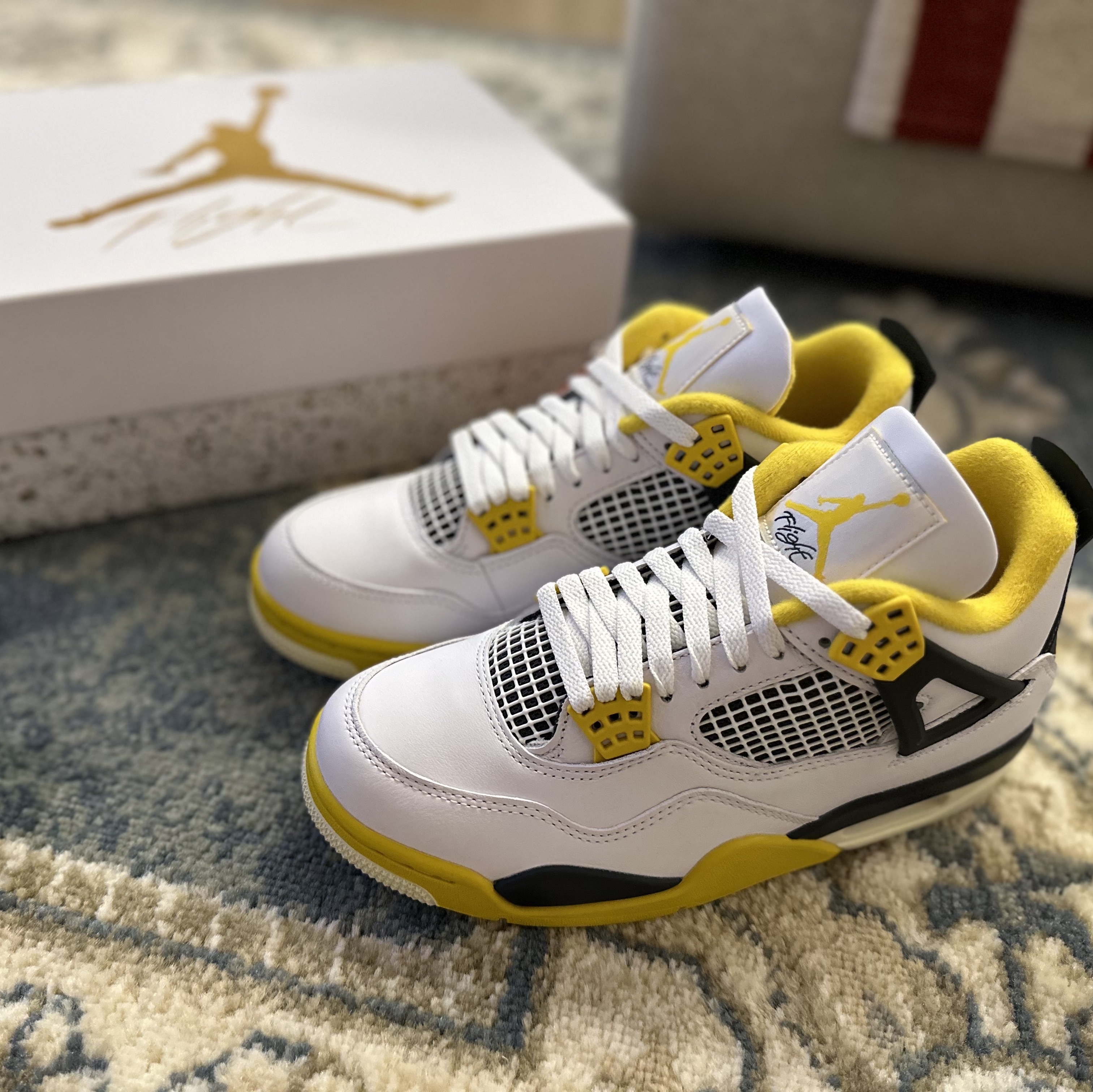 (W) Jordan 4 Retro Vivid Sulfur 착용 스타일