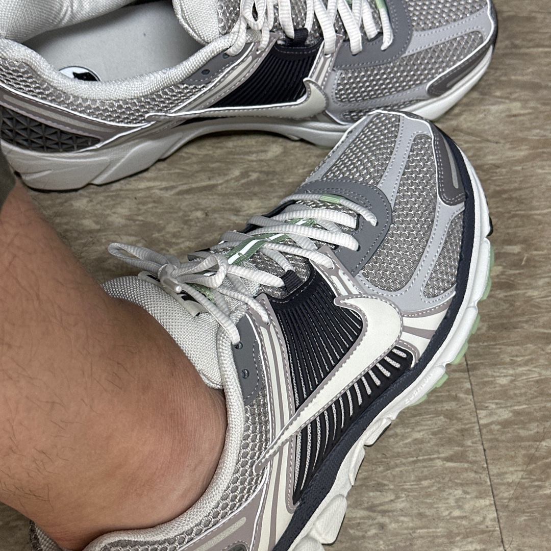(W) Nike Zoom Vomero 5 Cobblestone and Flat Pewter 착용 스타일