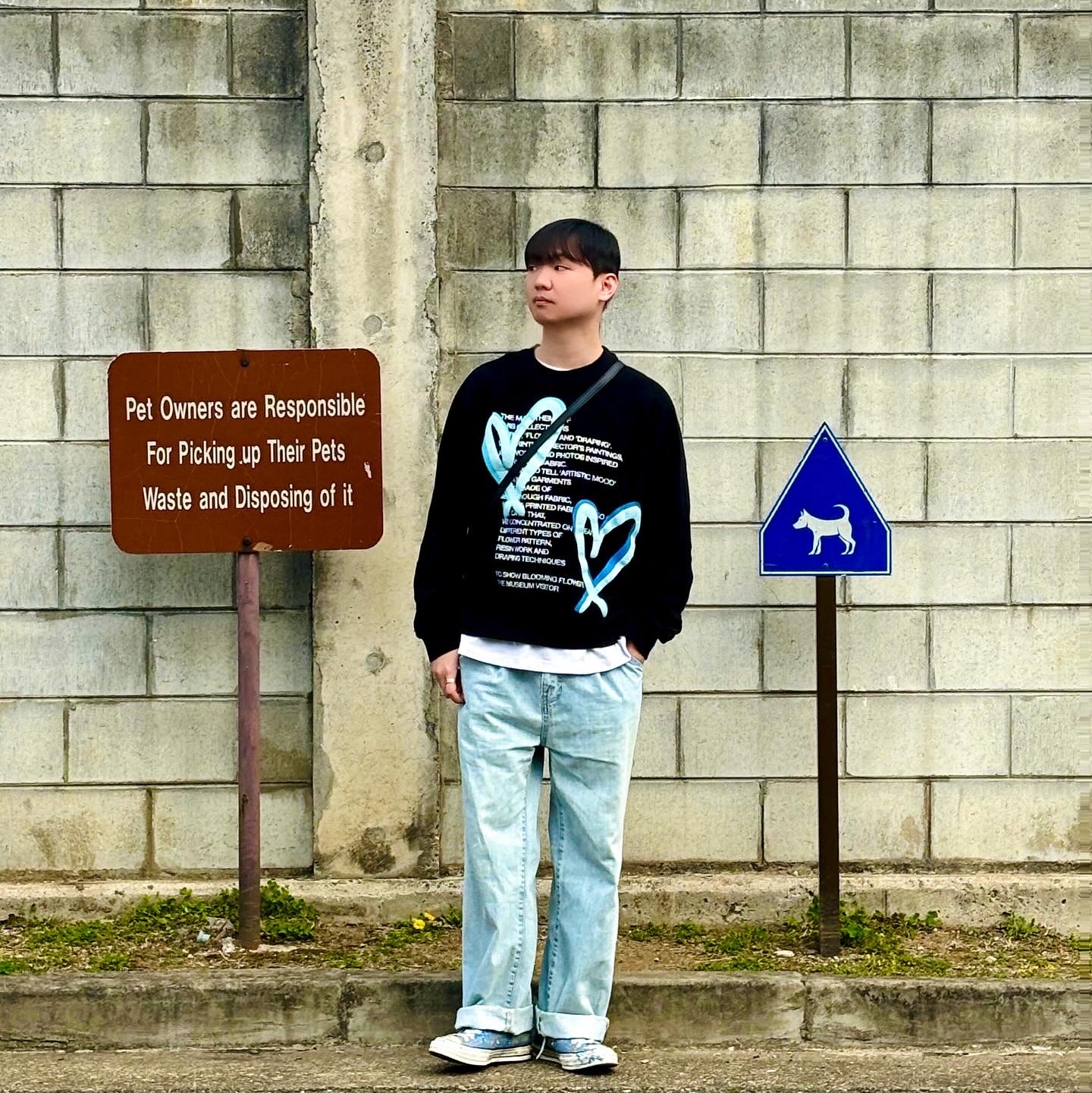 The Museum Visitor Heart Printed Inside-Out Sweatshirts Black, Converse Chuck 70 High Indigo Oxide 착용 스타일 - 5