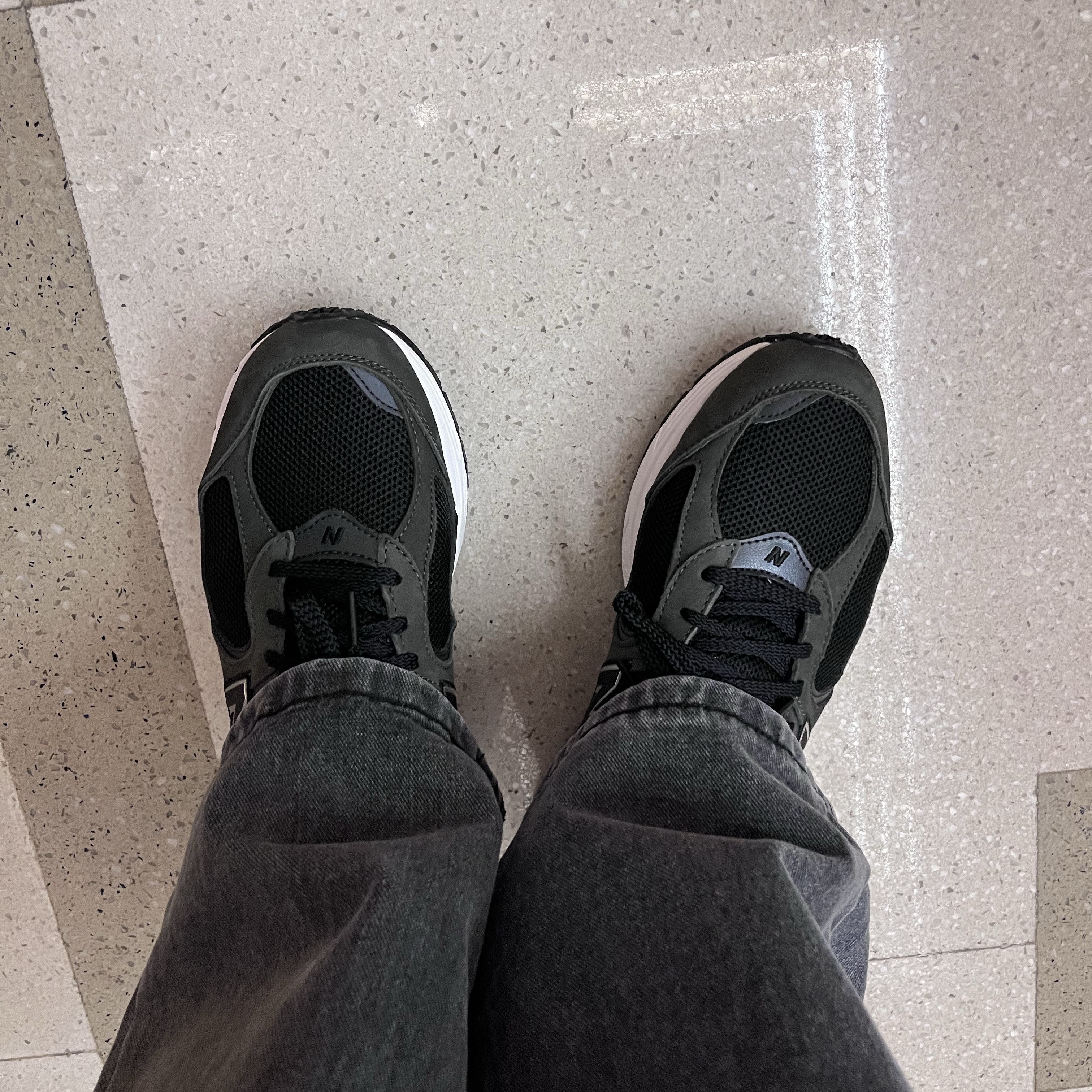 New Balance 2002R Black 착용 스타일 - 2
