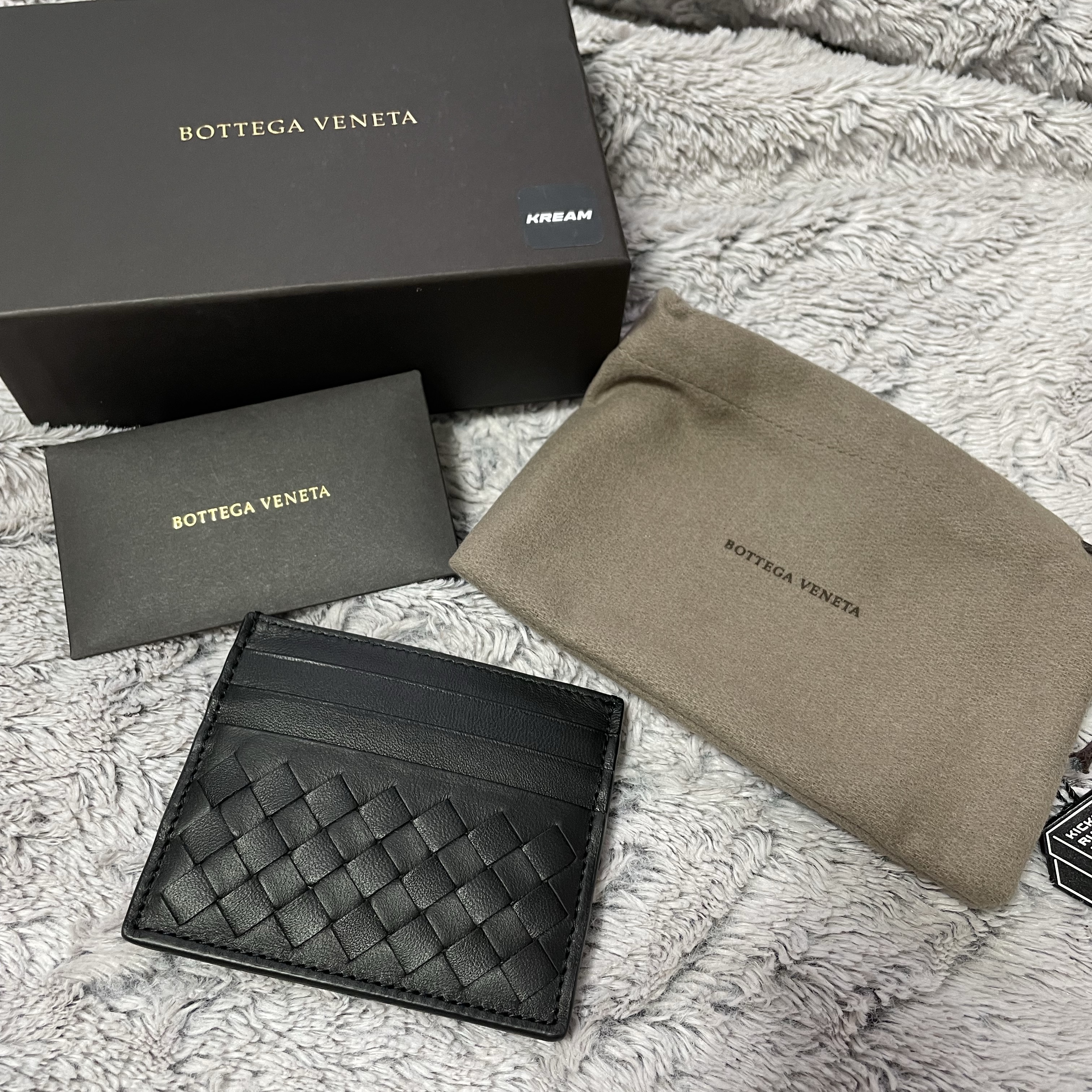 Bottega Veneta Credit Card Case Black 착용 스타일
