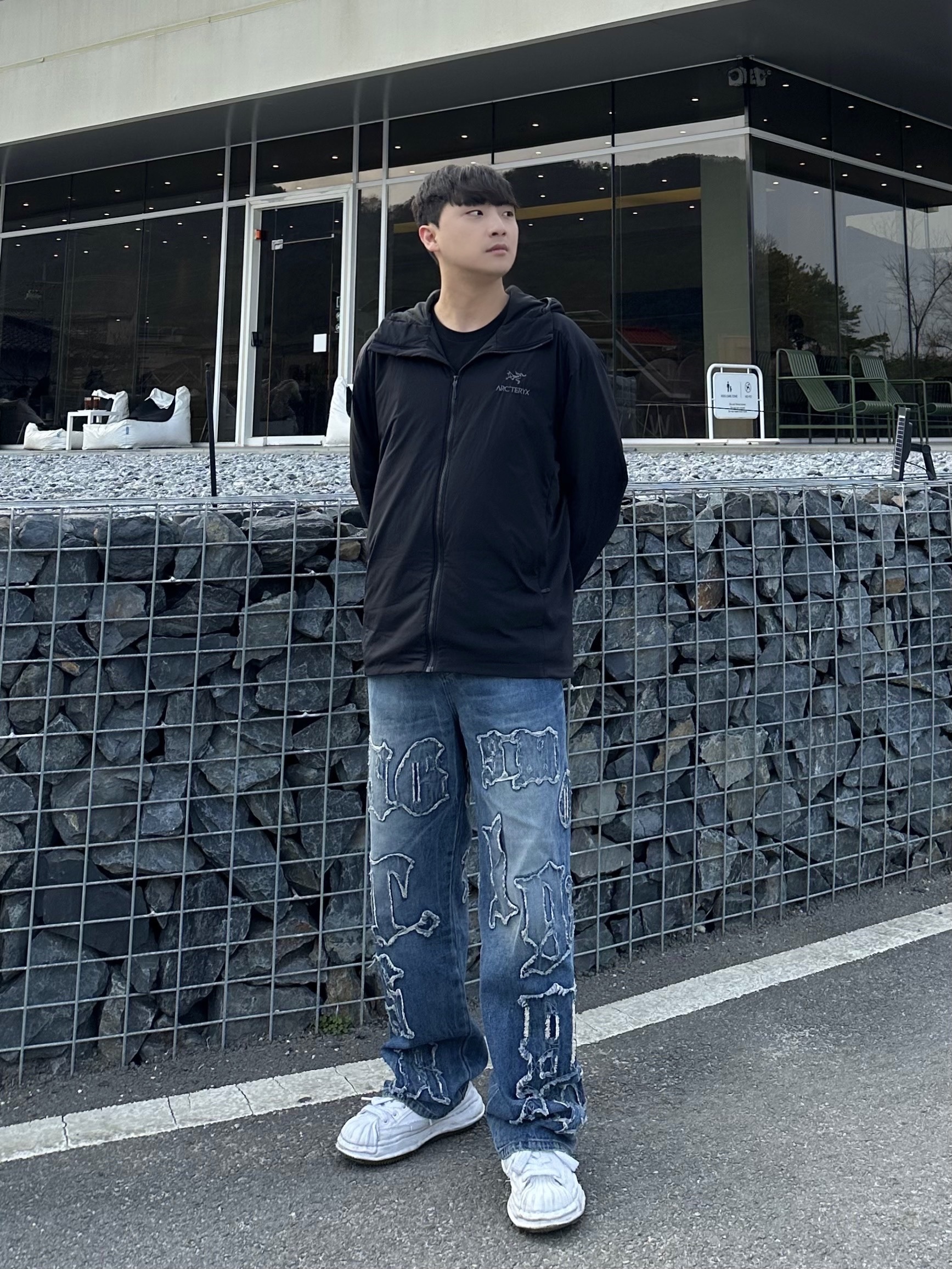 Maison Mihara Yasuhiro Blakey OG Sole Canvas Low-top Sneakers White, Arc'teryx Squamish Hoody Black 착용 스타일