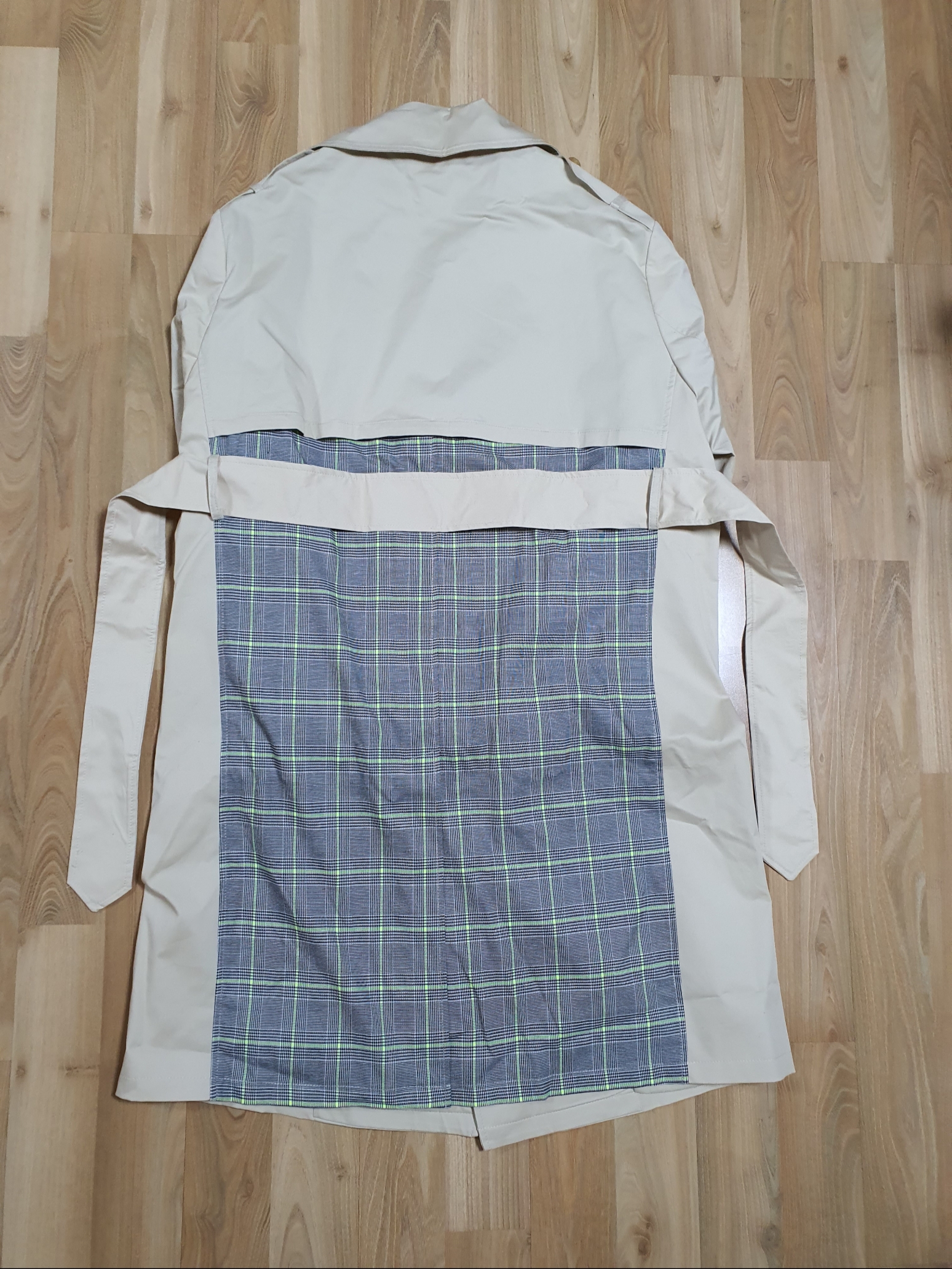 Zara Combination Plaid Oversized Trench Coat Beige, Supreme x Burberry Leather Collar Trench Beige - 22SS 착용 스타일