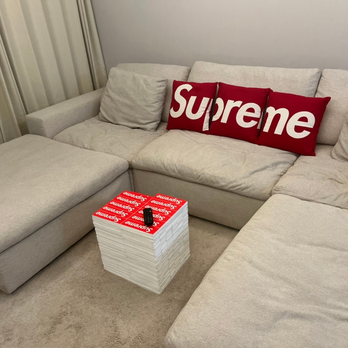 Supreme x Jules Pansu Pillows Red (Set of 3) 착용 스타일