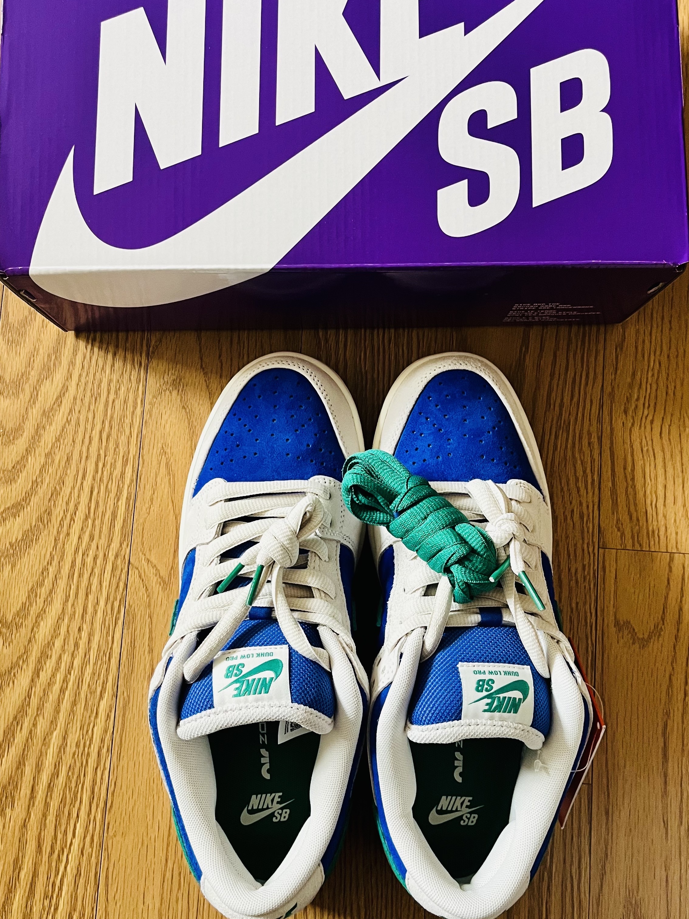 Nike SB Dunk Low Pro Phantom and Hyper Royal 착용 스타일 - 2