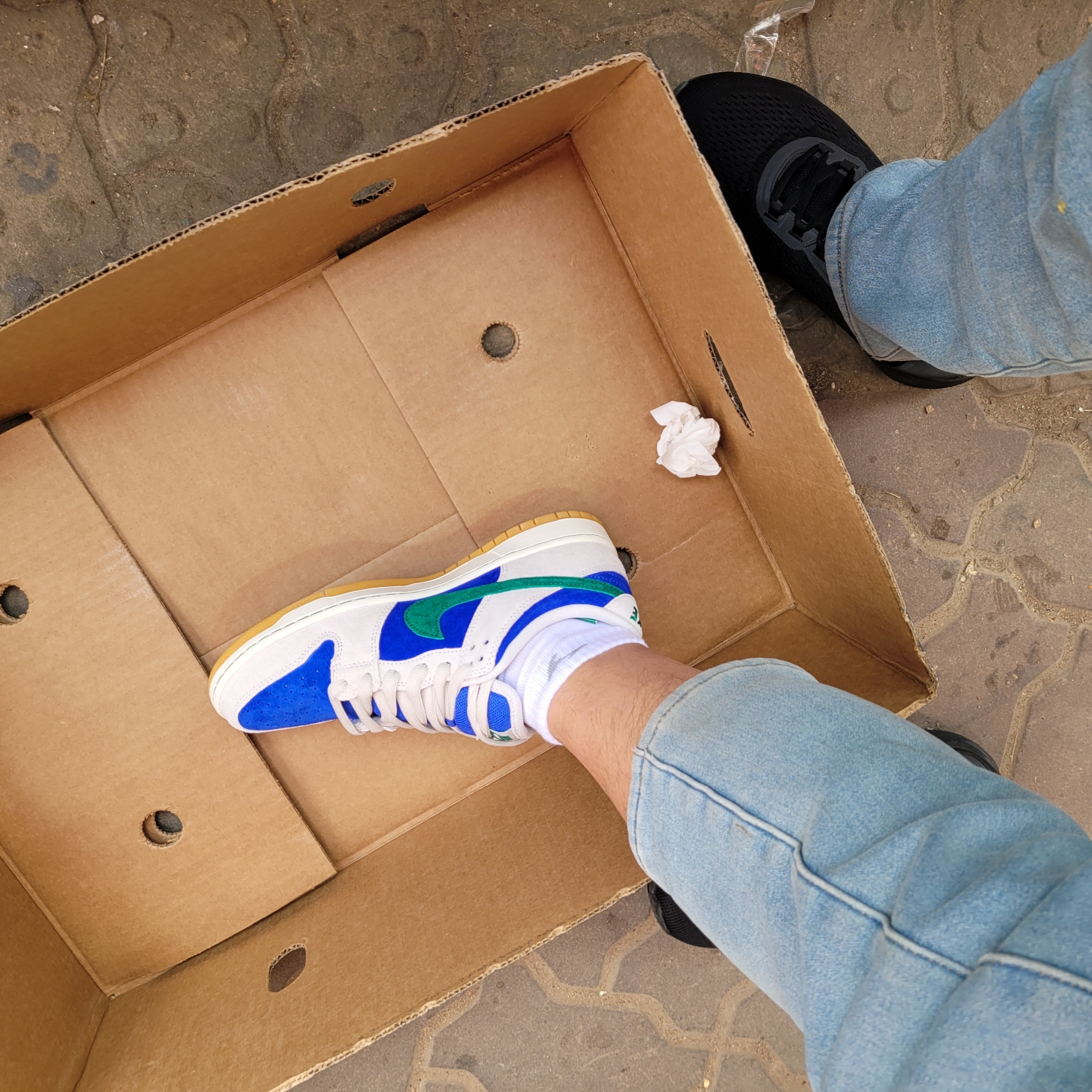 Nike SB Dunk Low Pro Phantom and Hyper Royal 착용 스타일 - 4