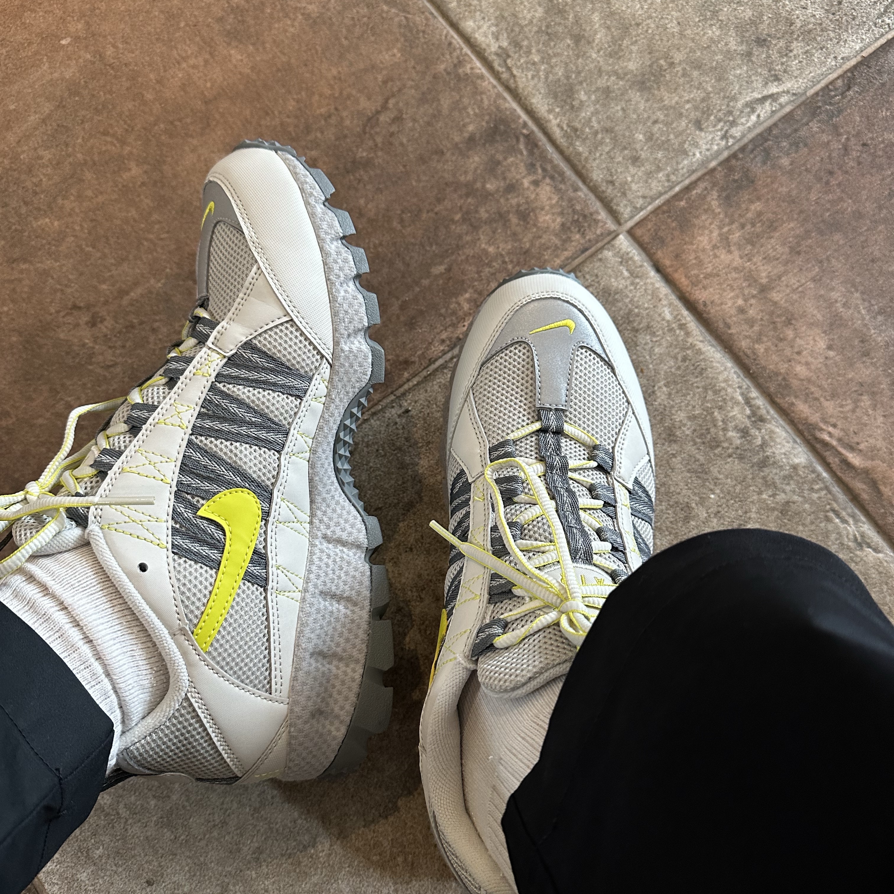 Nike Air Humara Light Bone High Voltage 착용 스타일