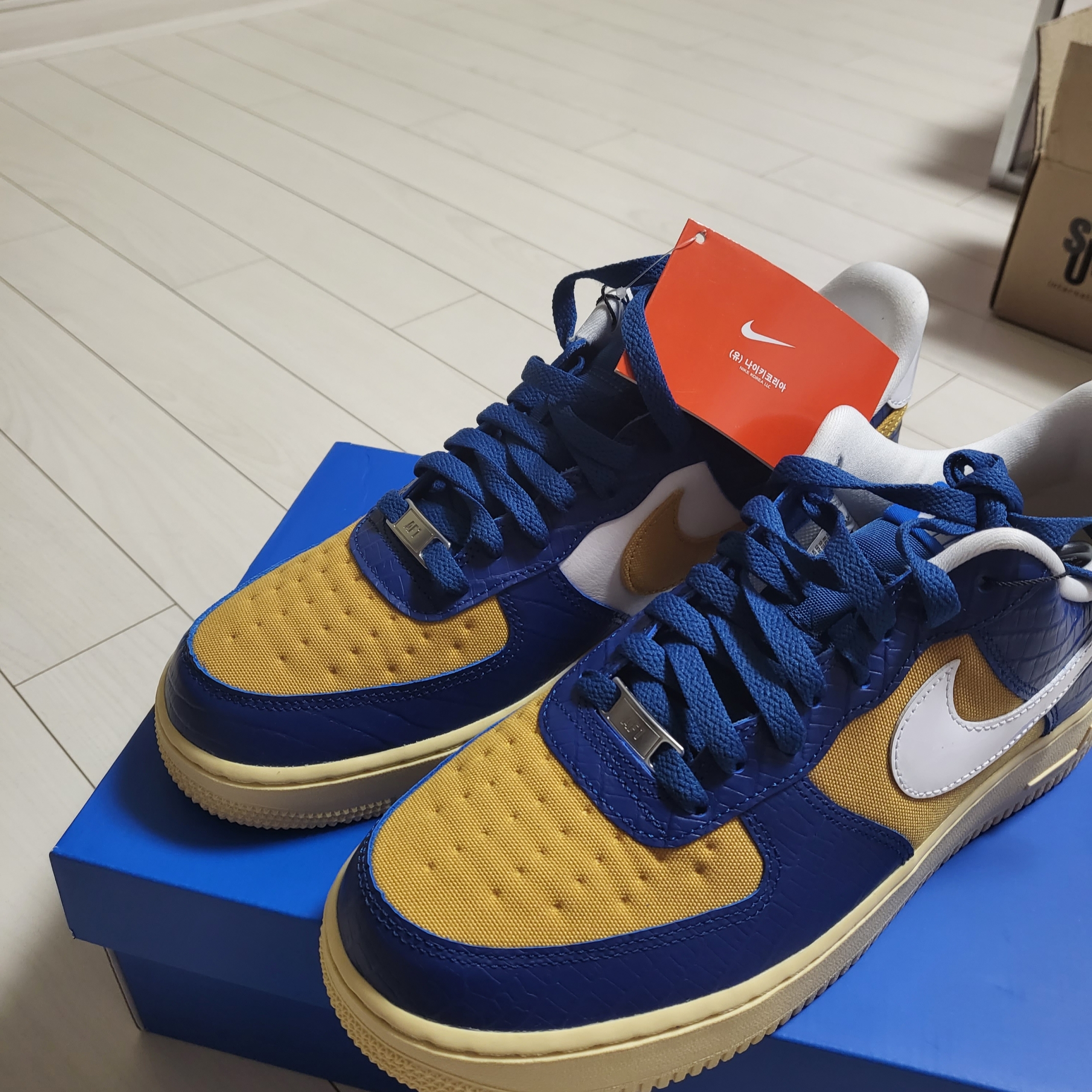 Nike x Undefeated Air Force 1 Low SP 5 On It Court Blue 착용 스타일 - 2