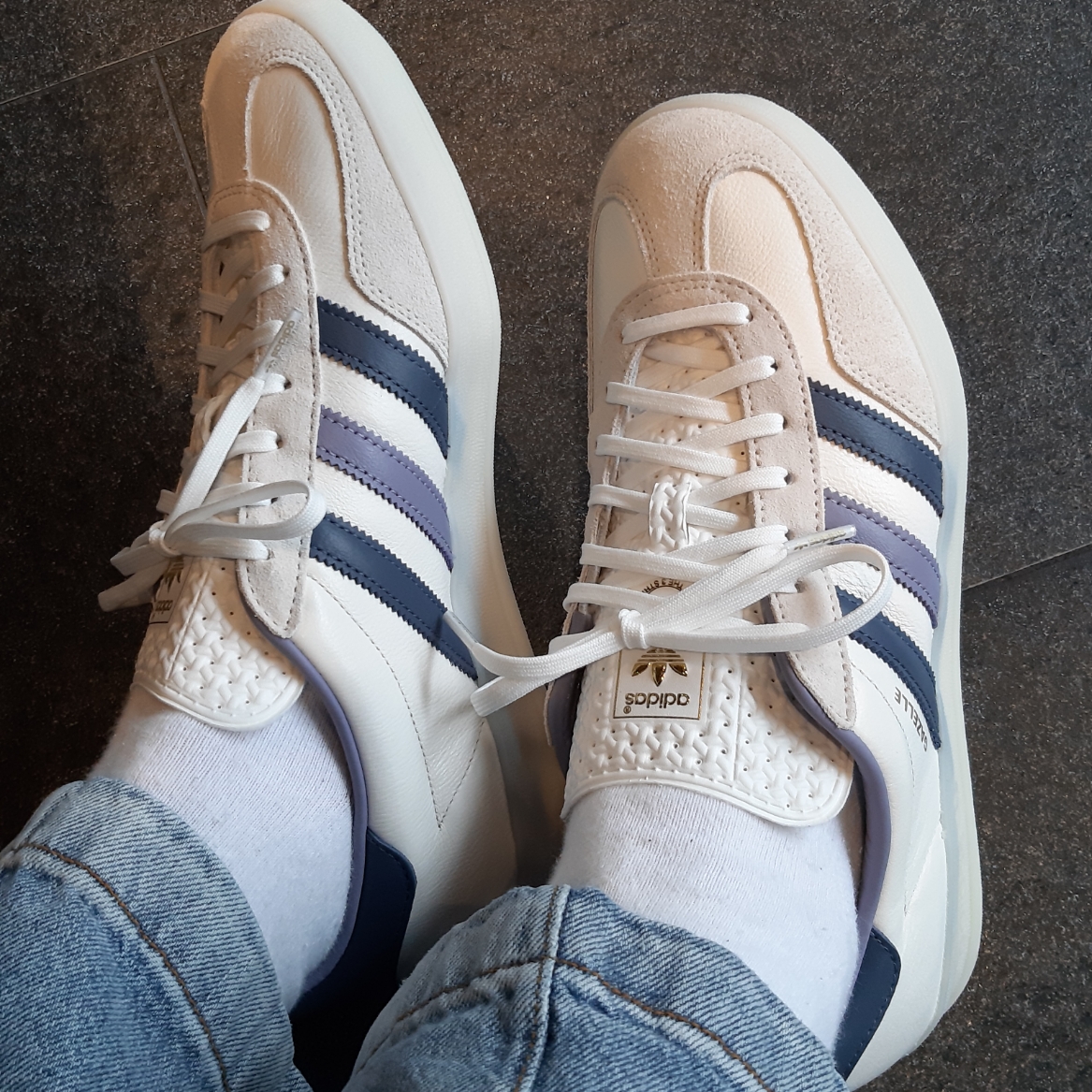 Adidas Gazelle Indoor Core White Preloved Ink 착용 스타일