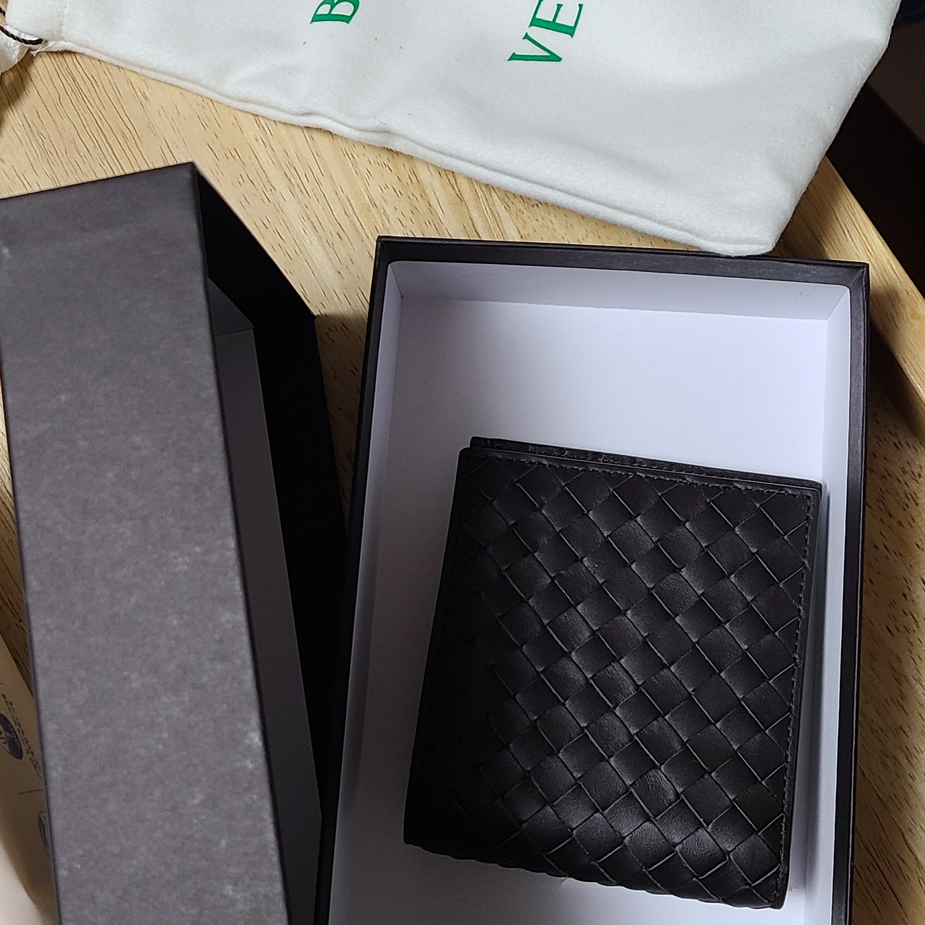 Bottega Veneta Bi-Fold Wallet Brown 착용 스타일
