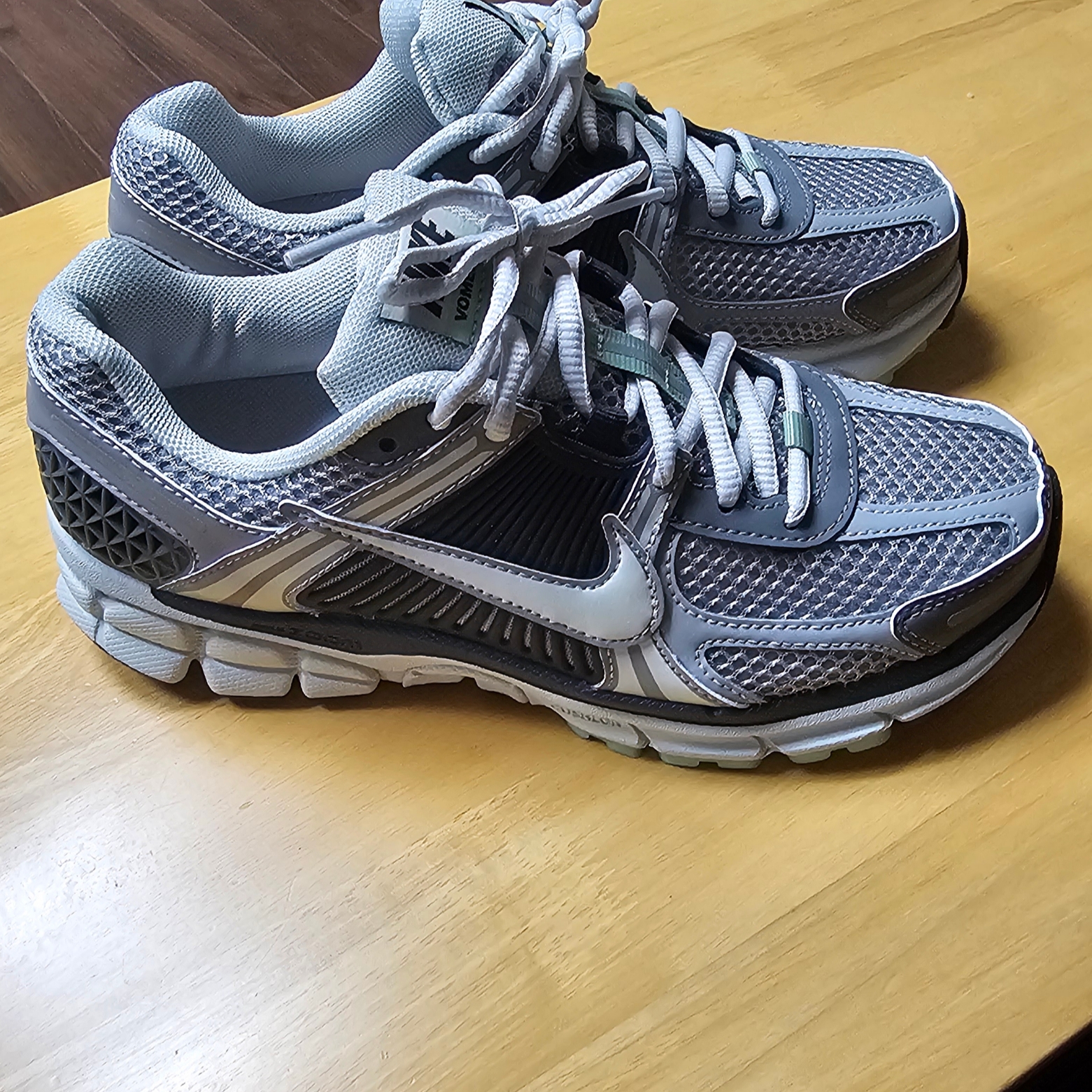 (W) Nike Zoom Vomero 5 Cobblestone and Flat Pewter 착용 스타일