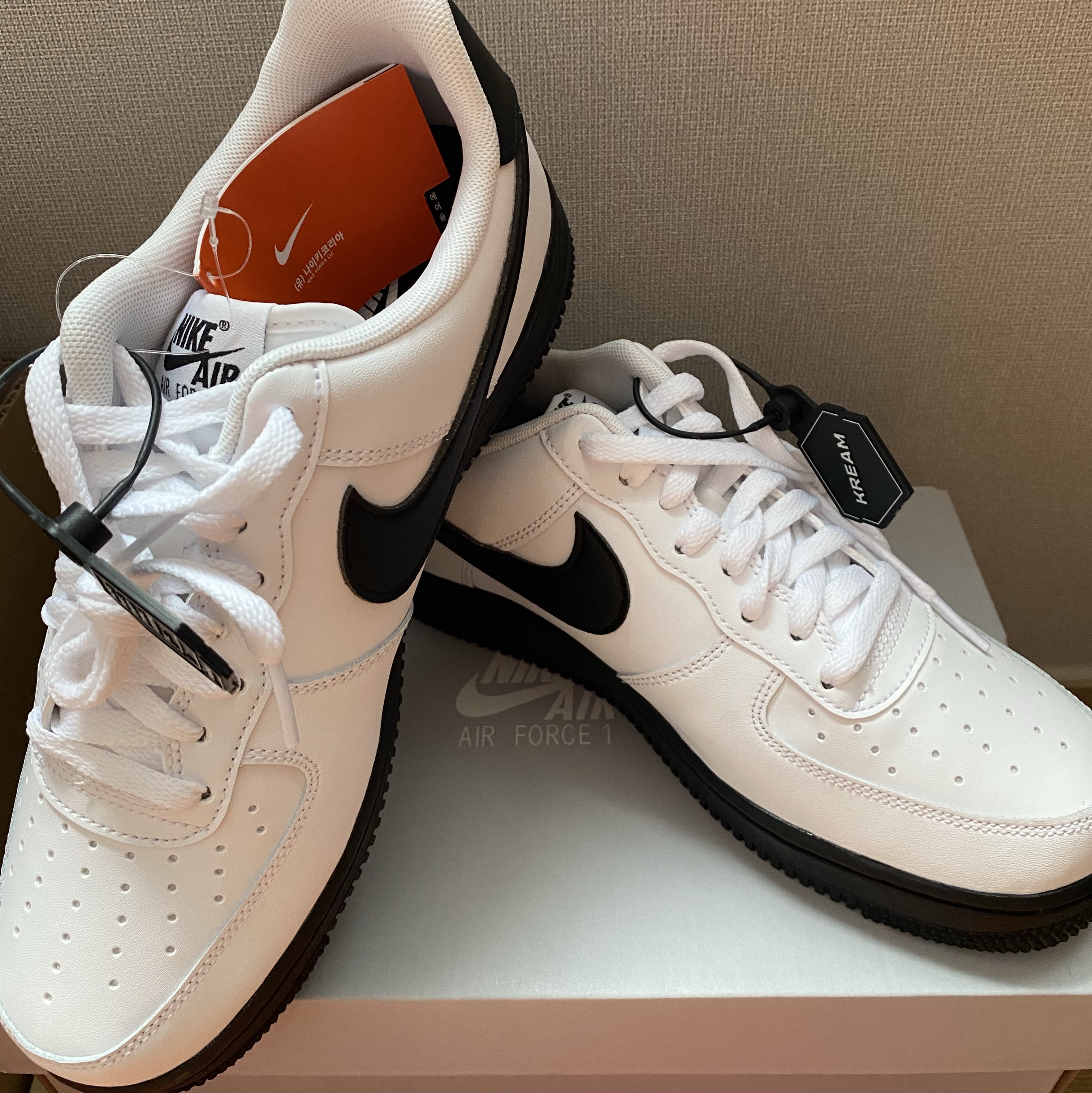Nike Air Force 1 Low White Black Midsole 착용 스타일 - 2