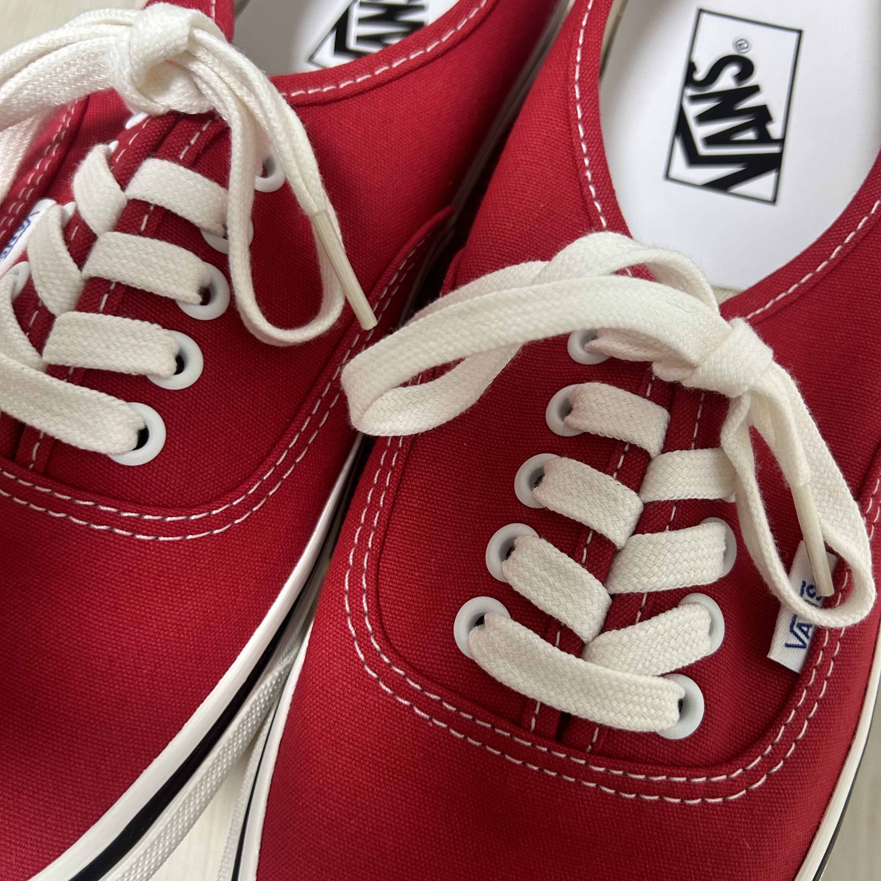 Vans Authentic 44 DX Anaheim Factory Racing Red 착용 스타일 - 2