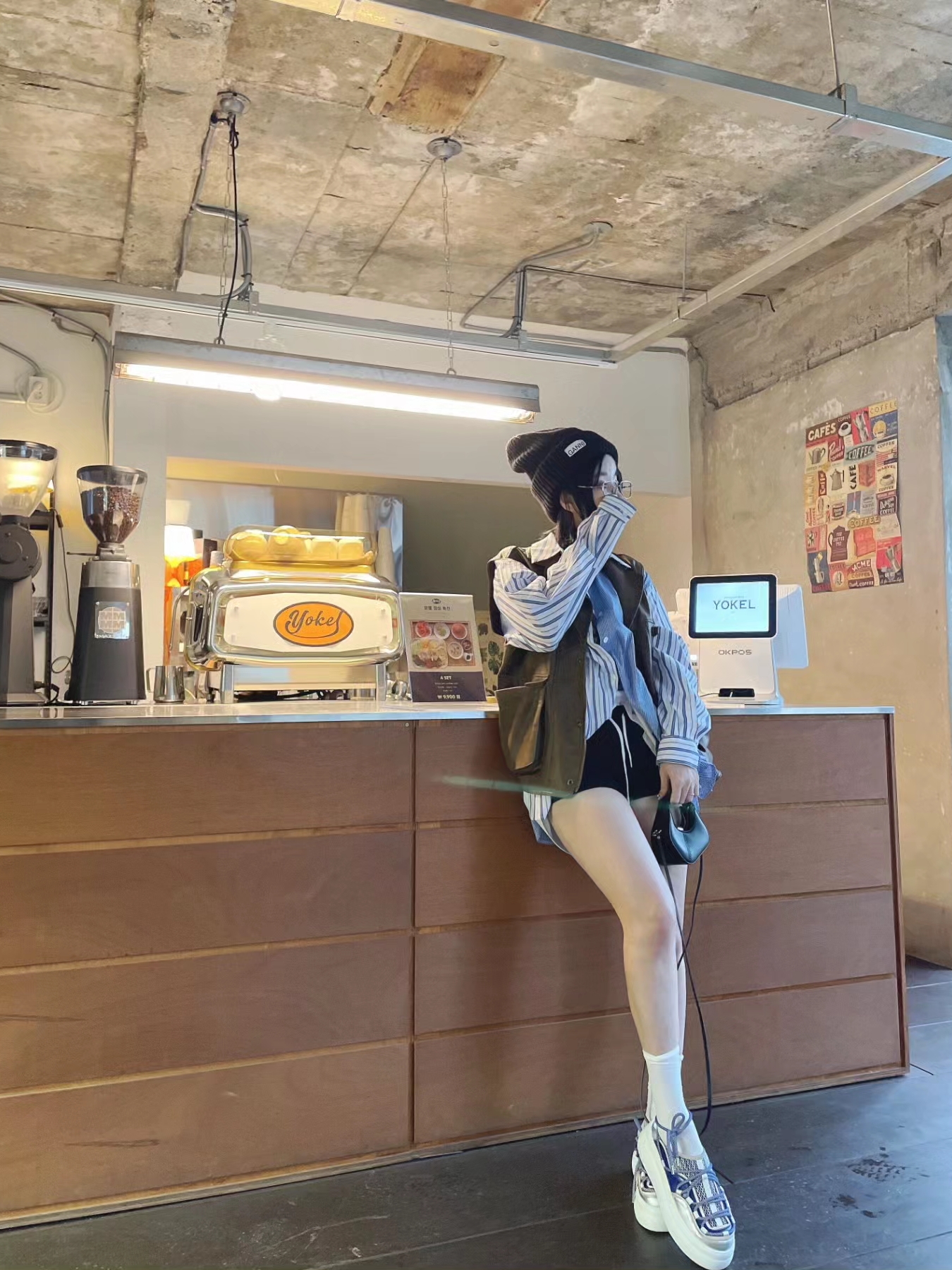 STUDIOTABLE Crepe Mini Bag Black, Matin Kim Logo Jacquard Short Beanie Grey 착용 스타일 - 5