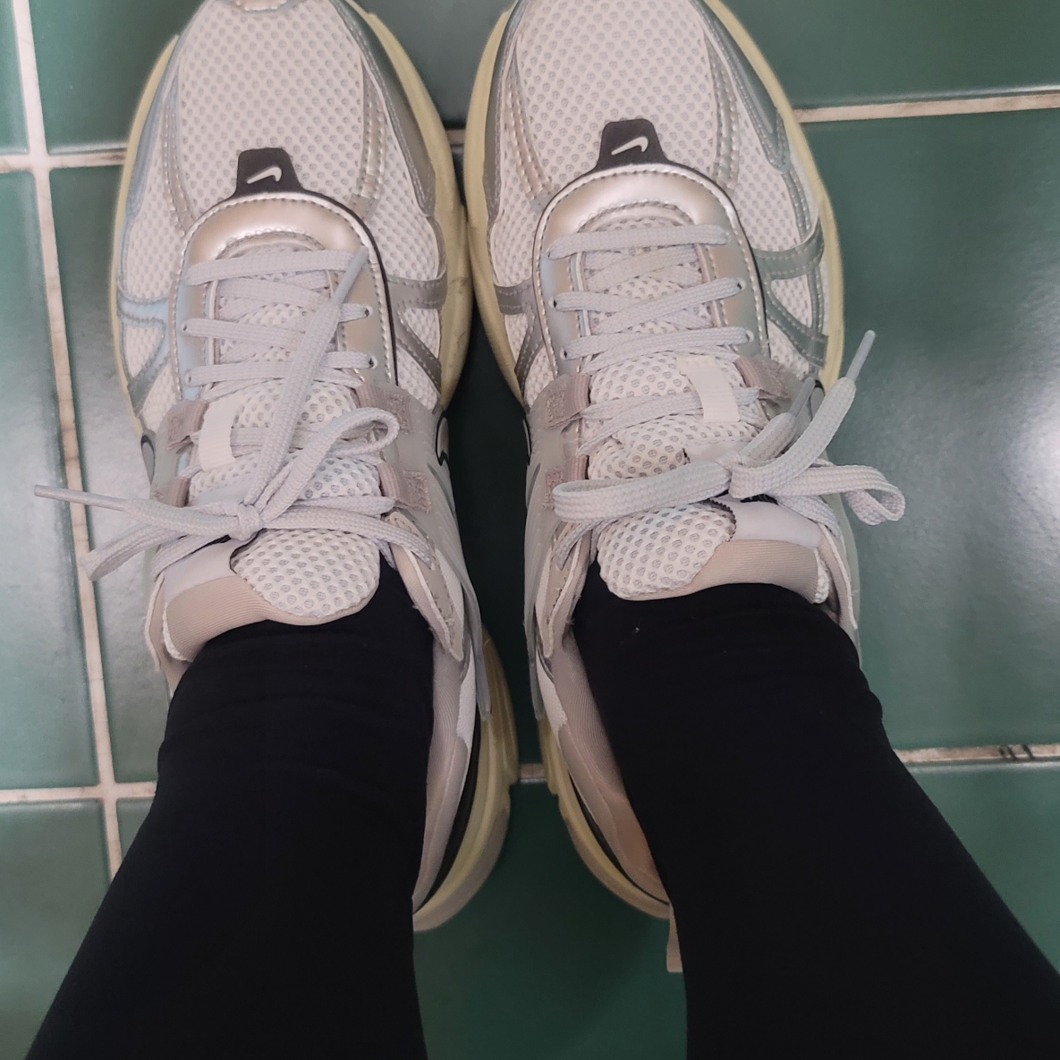 Nike V2K Run Summit White Metallic Silver 착용 스타일