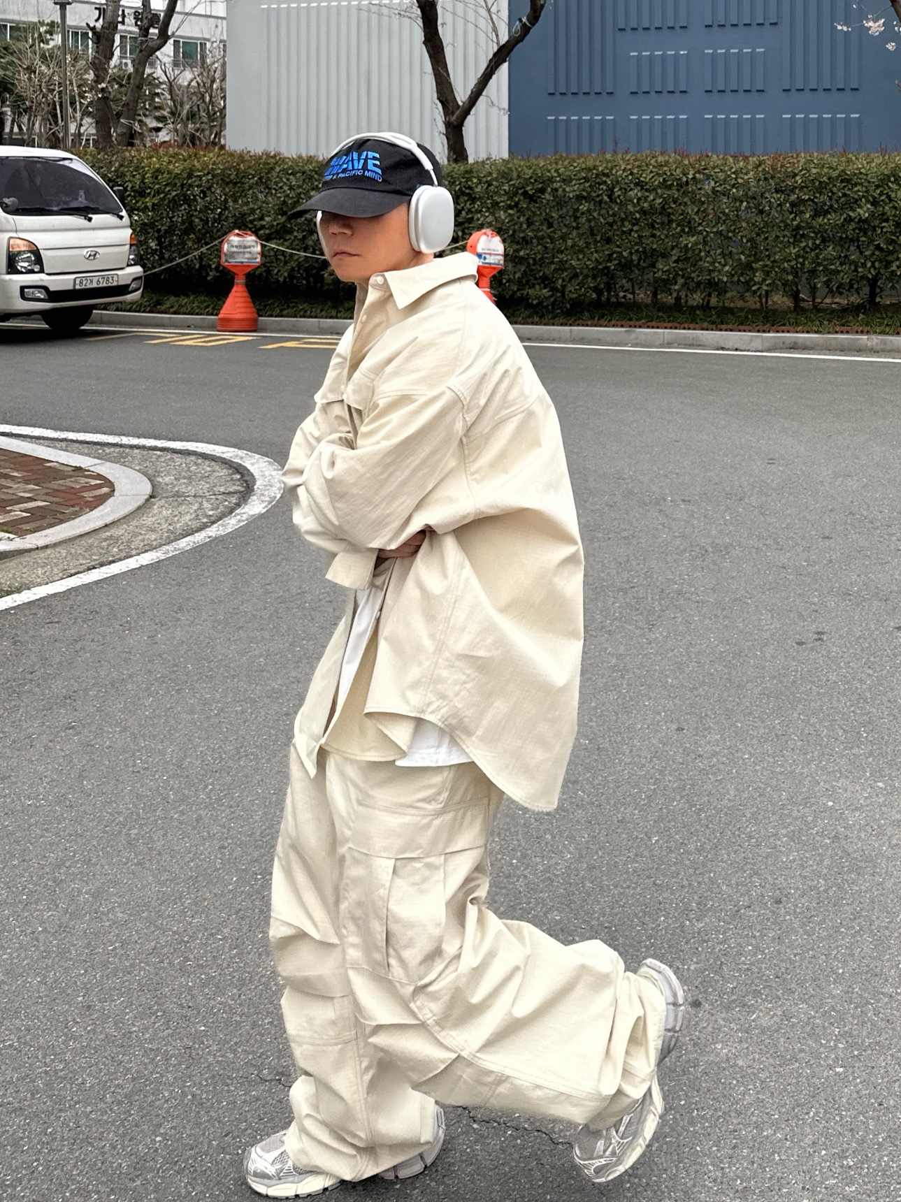 Balenciaga 3XL Sneakers Light Beige, Apple AirPods Max Lightning Silver (Korean Ver.) 착용 스타일 - 2