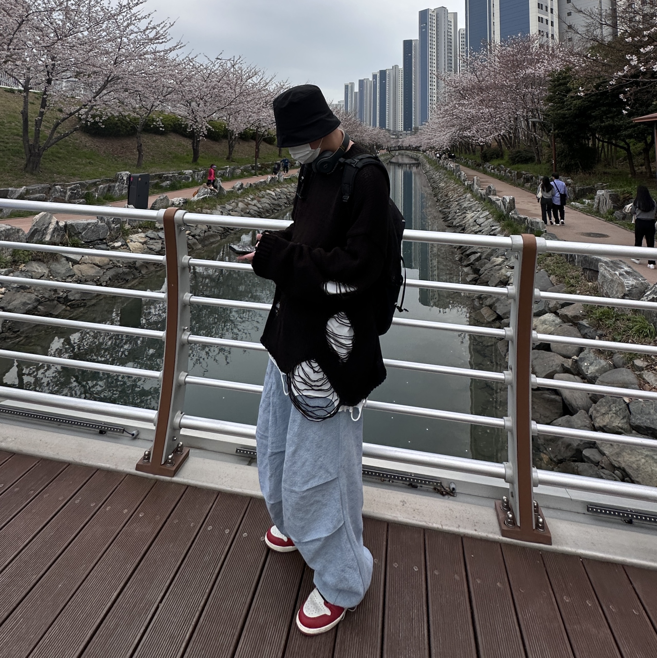 Supreme Floating Keychain Red - 23FW, Jordan 1 Retro High OG Chicago 2022 착용 스타일 - 3