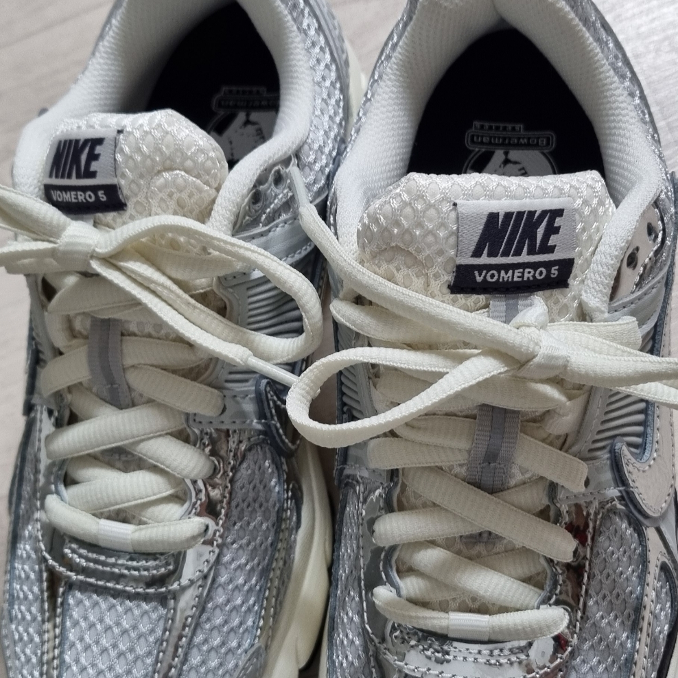 (W) Nike Zoom Vomero 5 Photon Dust and Metallic Silver 착용 스타일 - 1